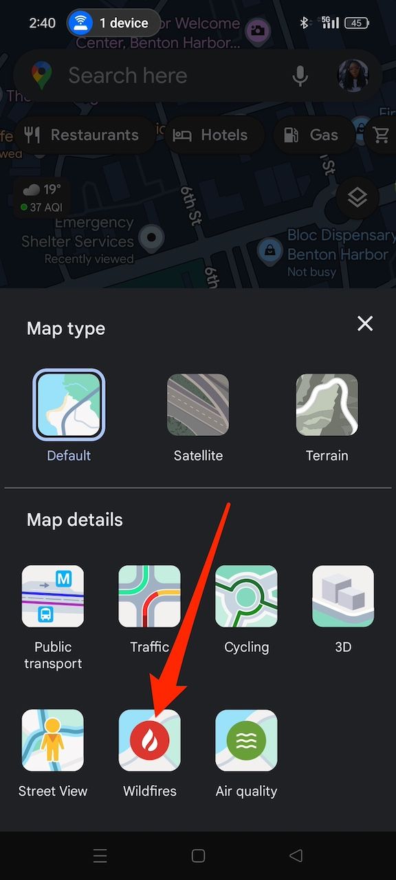 Selecionando a opção Wildfires no menu de camadas do Google Maps