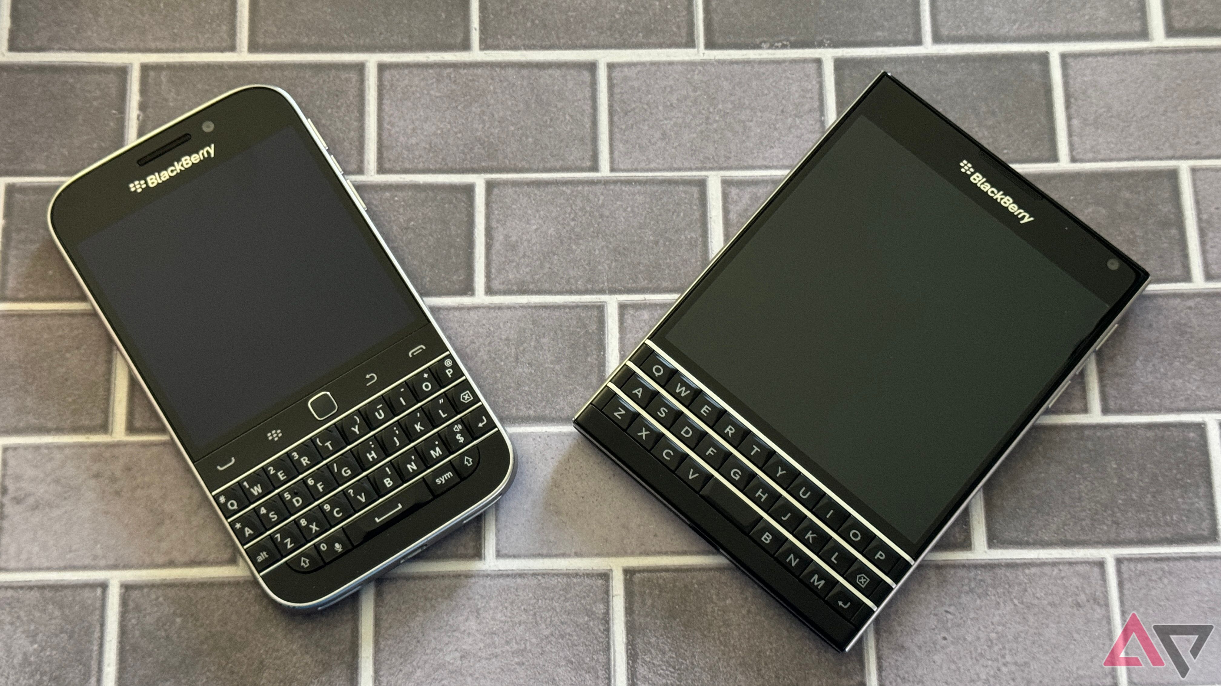 BlackBerry Passport e BlackBerry Classic lado a lado