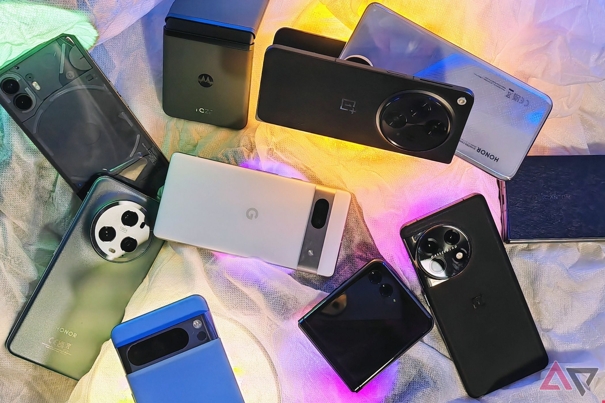 OnePlus Open, Pixel 8 Pro, Nothing Phone 2, Honor Magic 5 Pro, outros telefones principais com luzes RGB estilo de vida