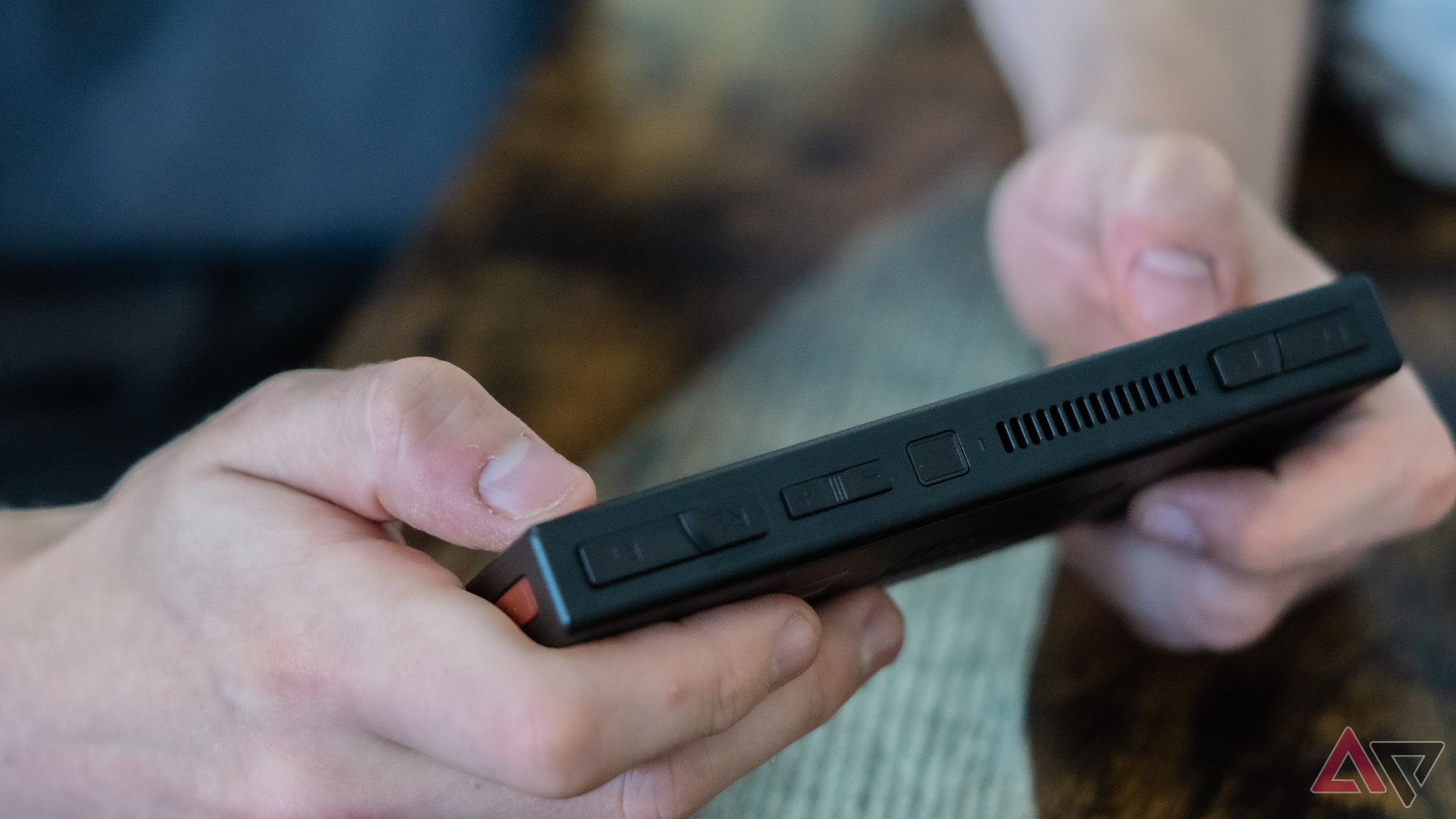 Mãos segurando um console portátil preto Ayaneo Pocket Micro