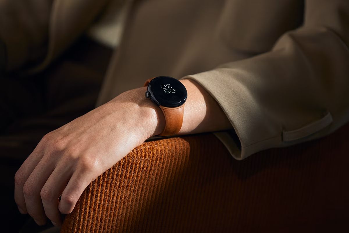 Pixel Watch 3 usado no pulso com pulseira de couro Bellroy em terracota