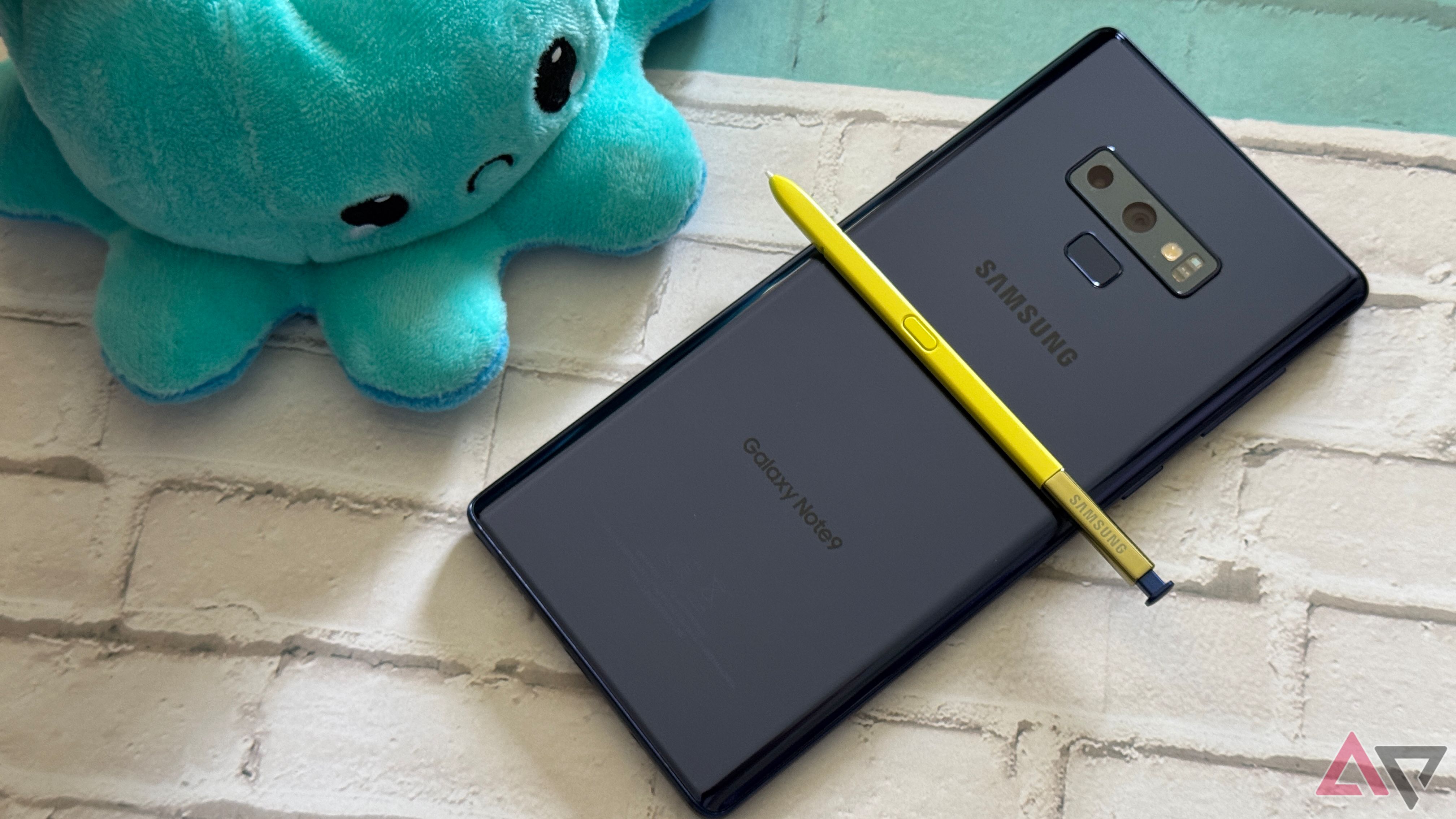 Samsung Galaxy Note 9 sentado ao lado de uma pelúcia