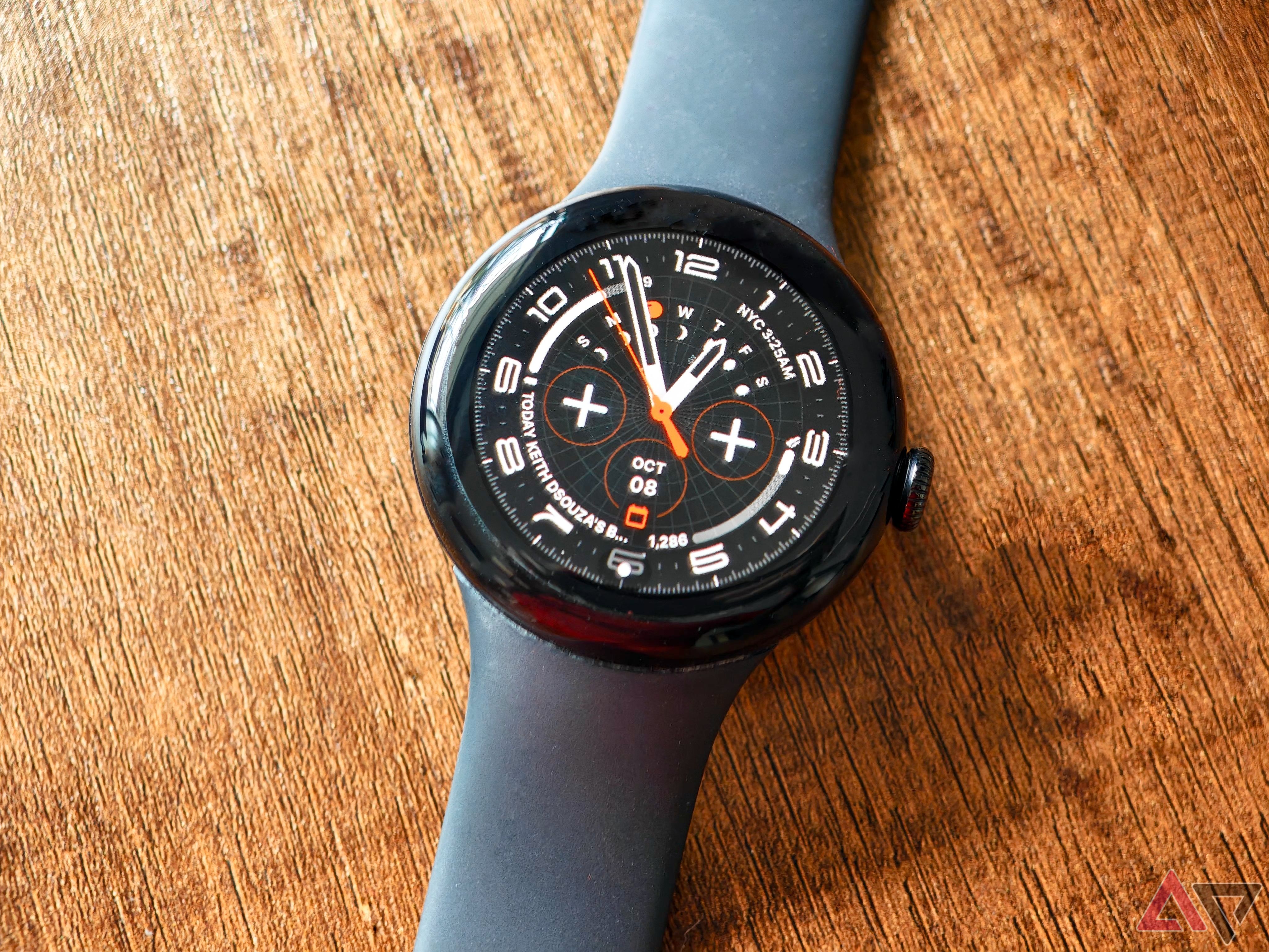 Mostrador do relógio Galaxy Watch Ultra no Google Pixel Watch 2