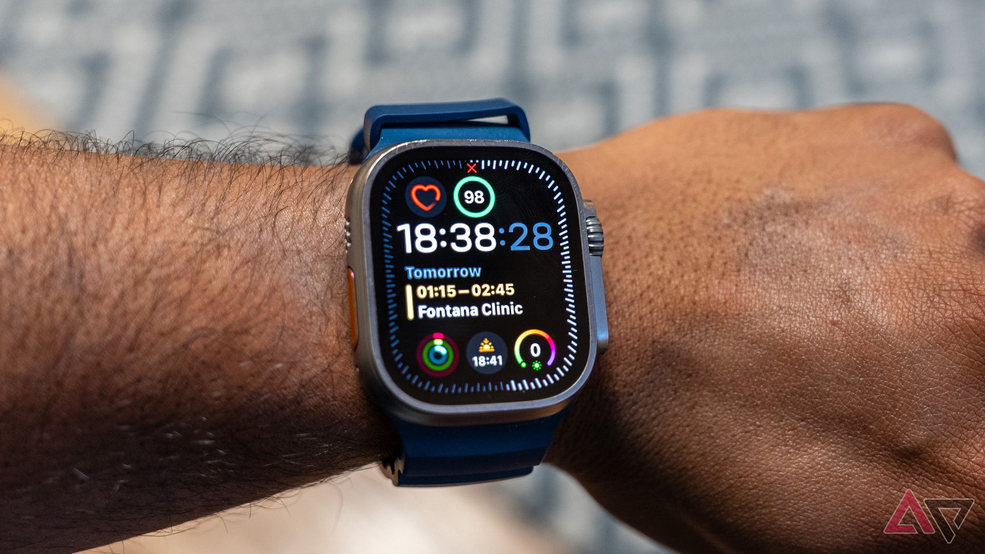 Apple Watch Ultra 2 exibe herói no pulso