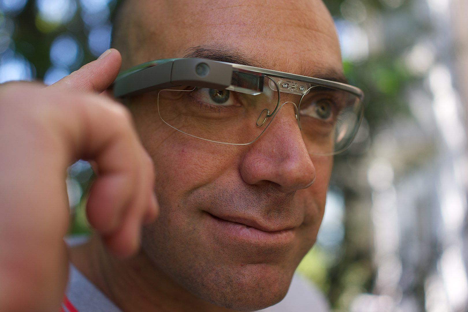 Um homem usando óculos inteligentes Google Glass