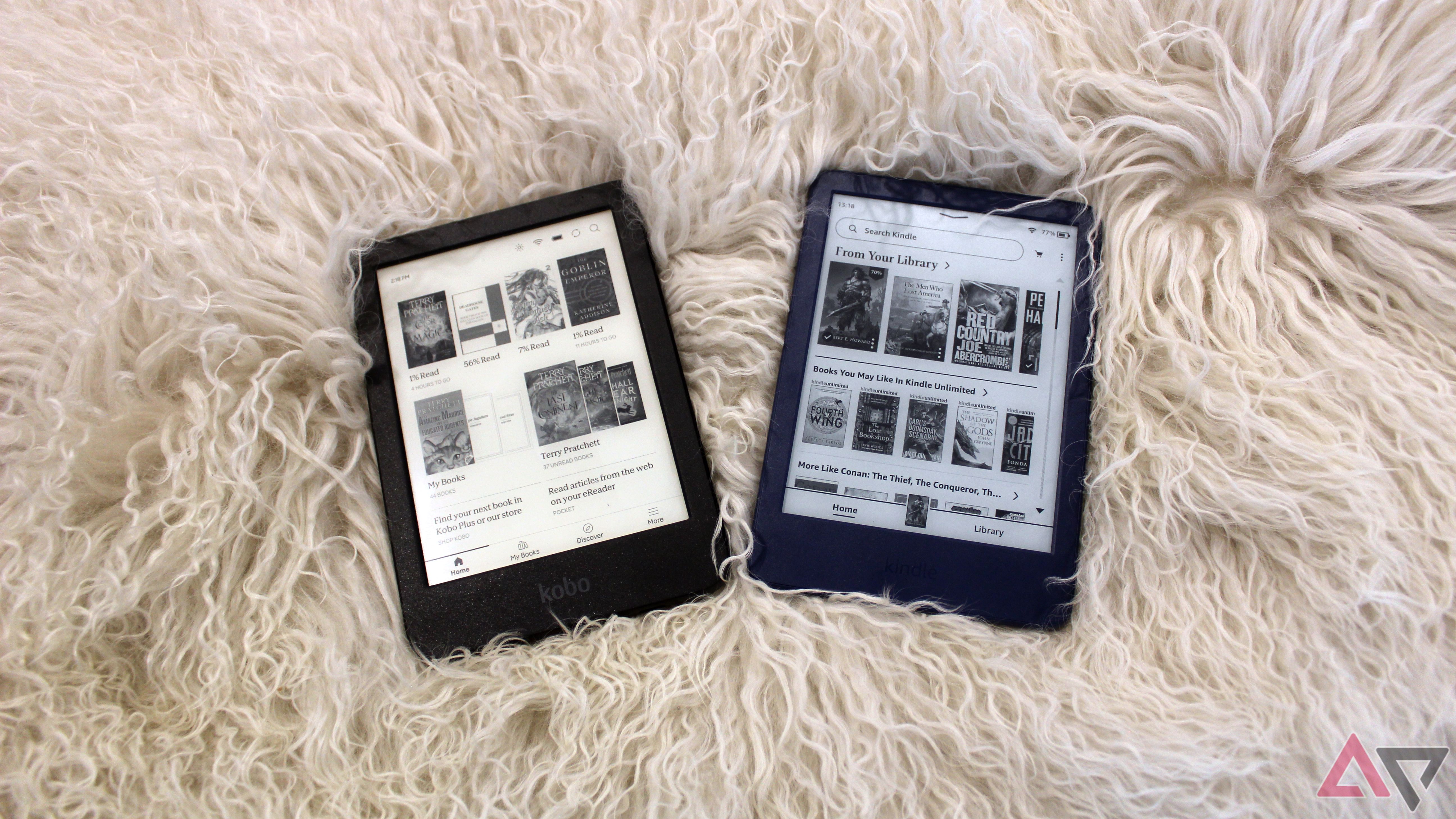 Kobo e Kindle lado a lado em uma manta de lã