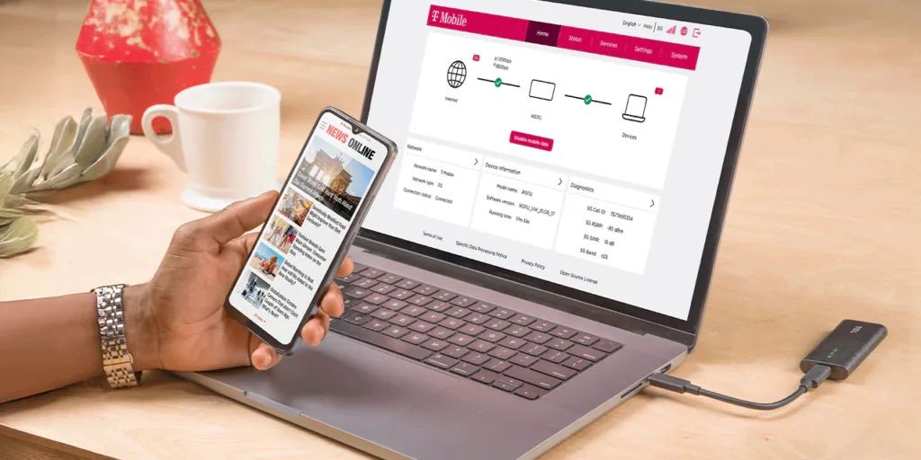 T-Mobile e TCL Linkport IK511 5G conectados a um laptop