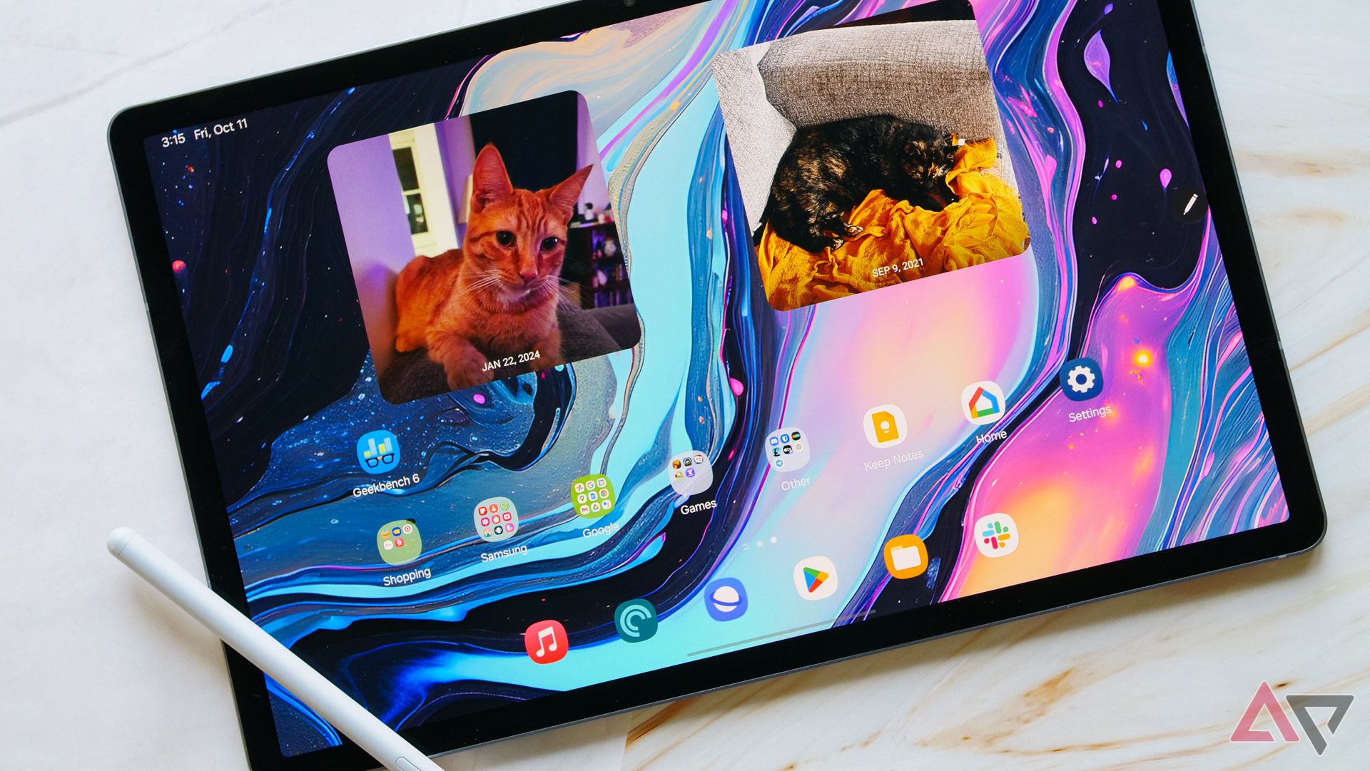 Um close da tela inicial do Galaxy Tab S10+ com a S Pen colocada na parte superior