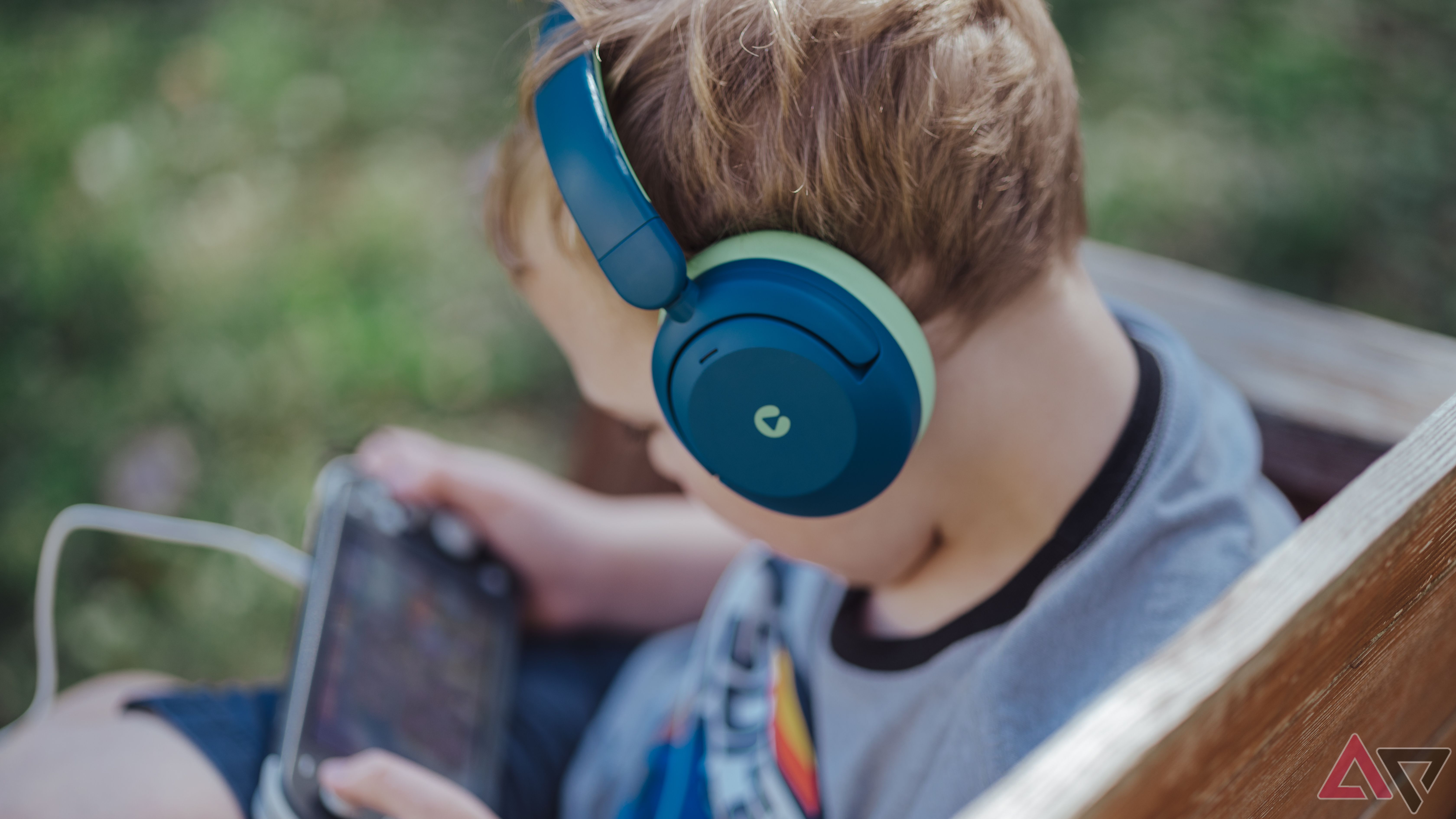 Menino jogando Nintendo Switch usando fones de ouvido iClever BTH20