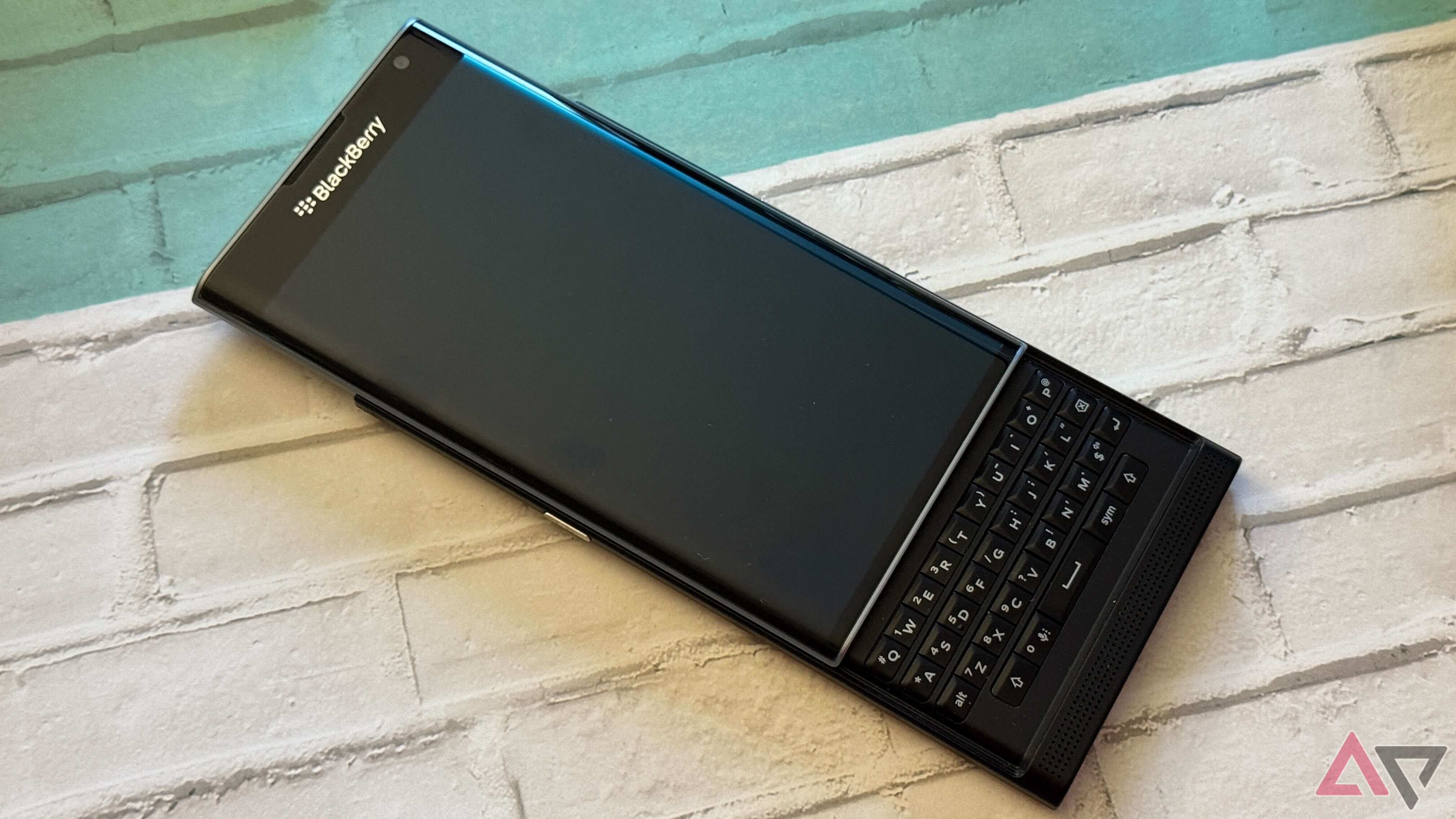 BlackBerry Priv colocado em tijolos com teclado deslizado e tela desligada