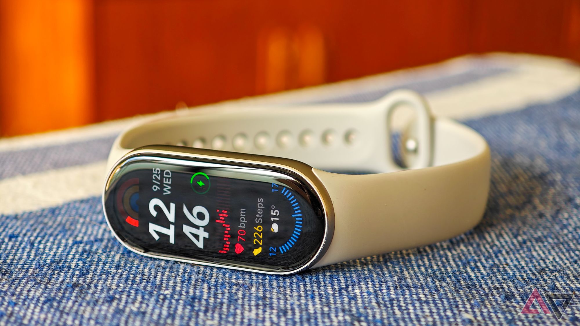 Xiaomi Smart Band 9 deitado sobre uma toalha de mesa de madeira