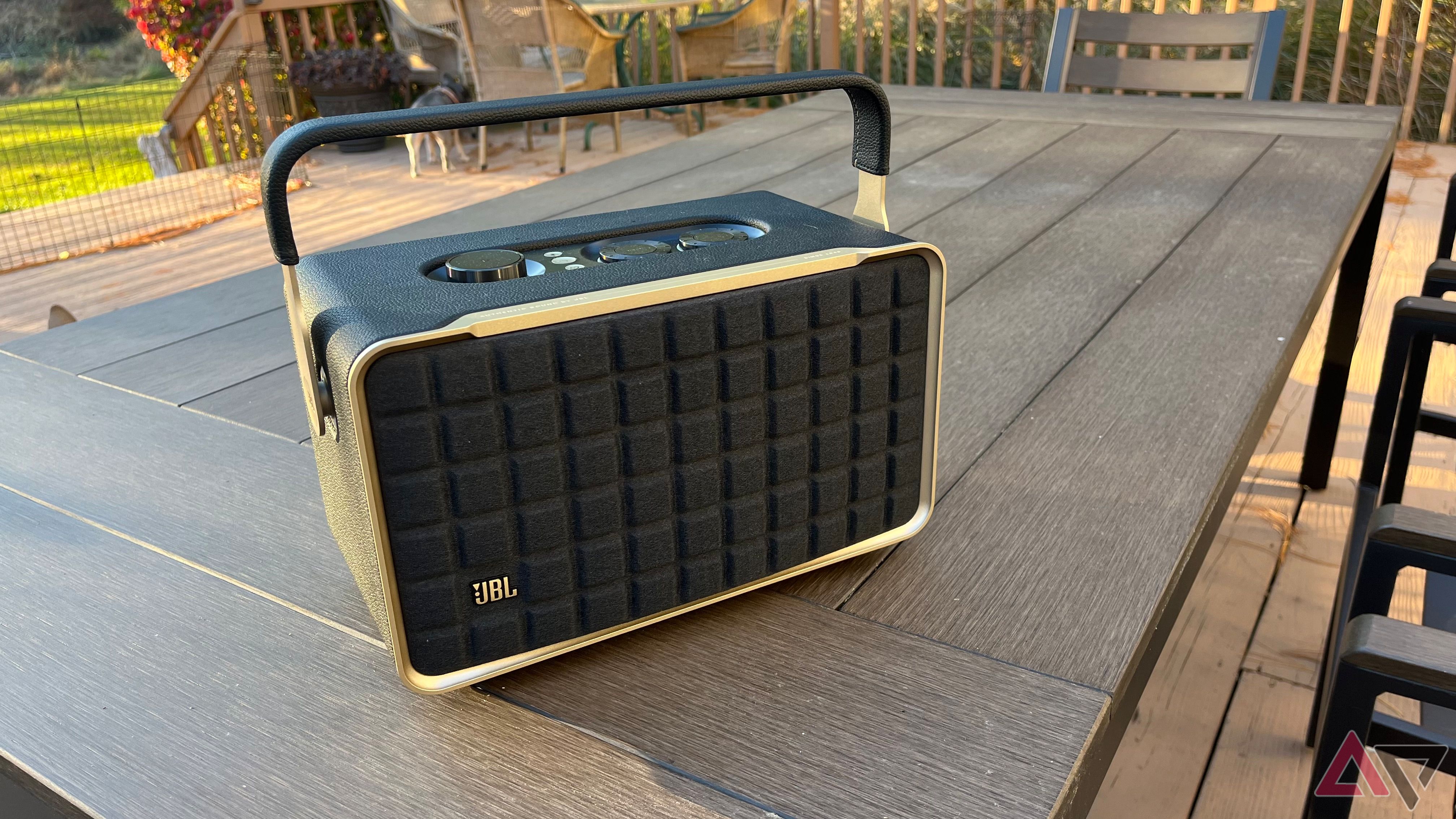 JBL Authentics 300 em uma mesa de piquenique