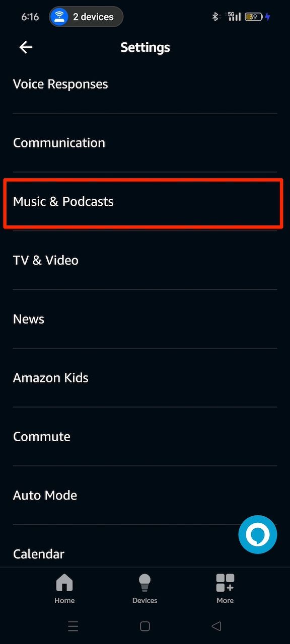 Selecionando o aplicativo Música e Podcasts no menu de configurações do aplicativo Amazon Alexa