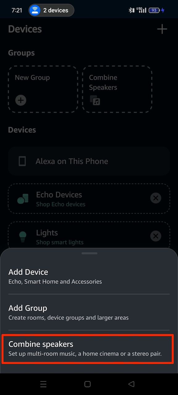 Selecionando a opção Combinar alto-falantes no menu Dispositivos no aplicativo Amazon Alexa
