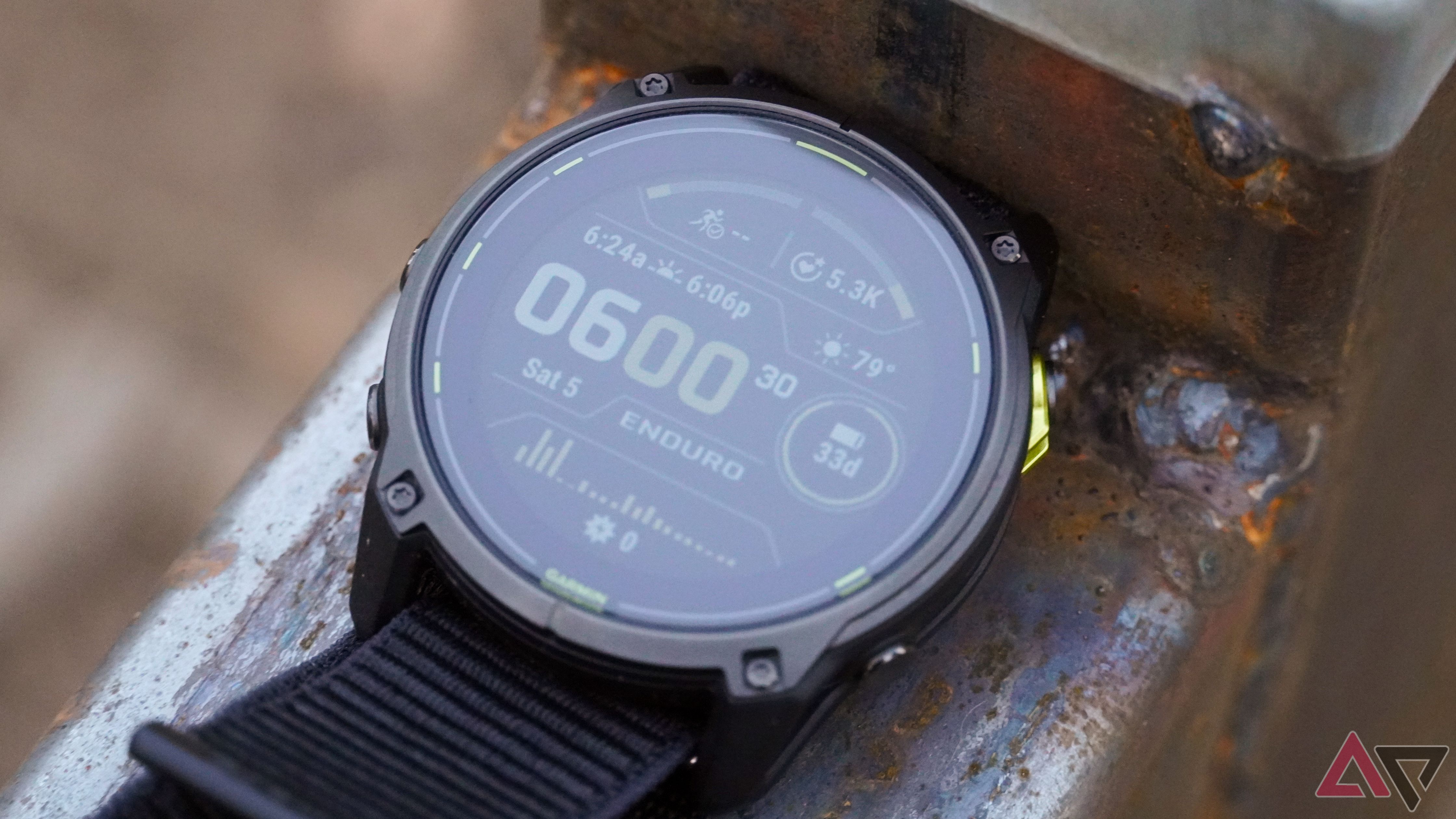 Um close da tela do Garmin Enduro 3.