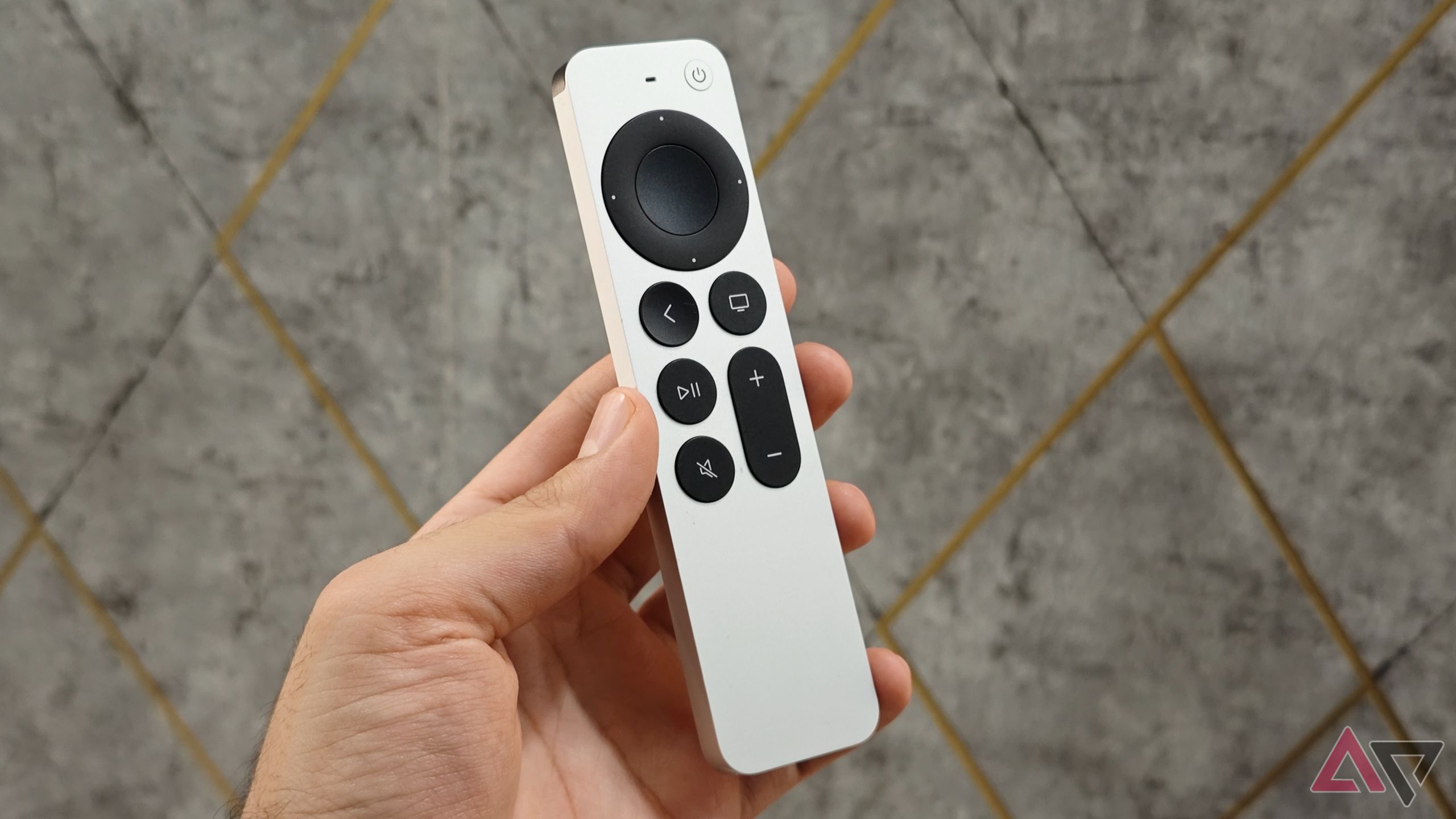 Controle remoto da Apple TV na mão