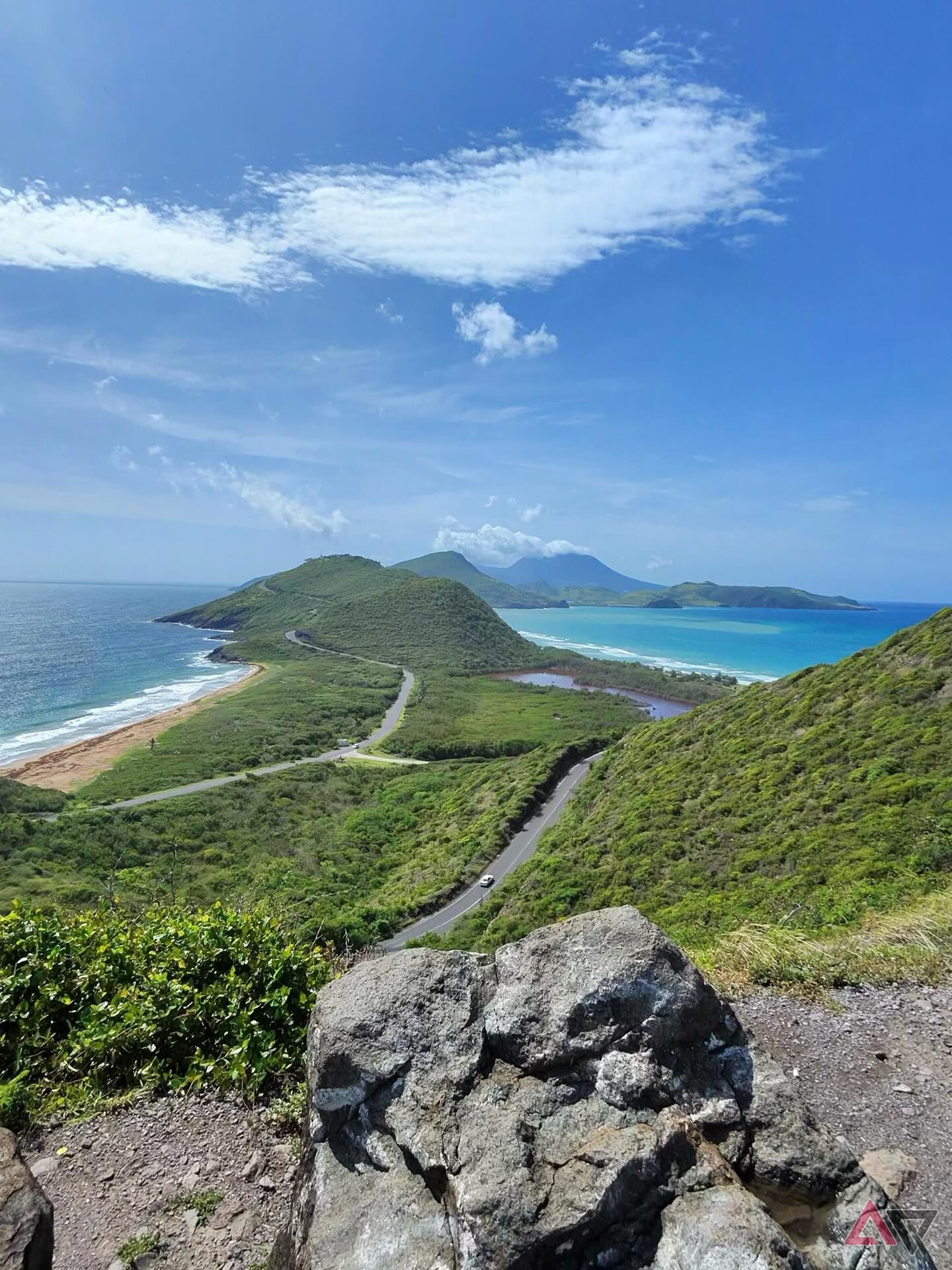 Uma foto de Frigate Bay em St. Kitts capturada com os óculos inteligentes Meta Ray-Ban.