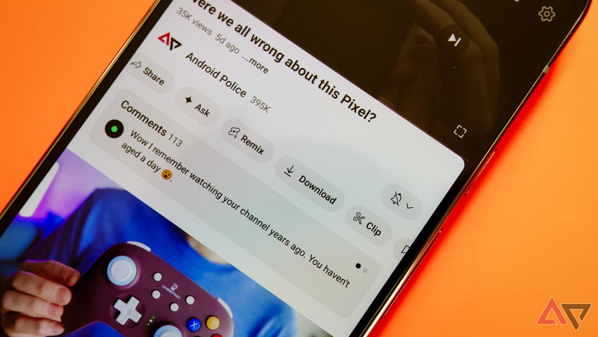 O ícone de download abaixo de um vídeo do YouTube no Android.