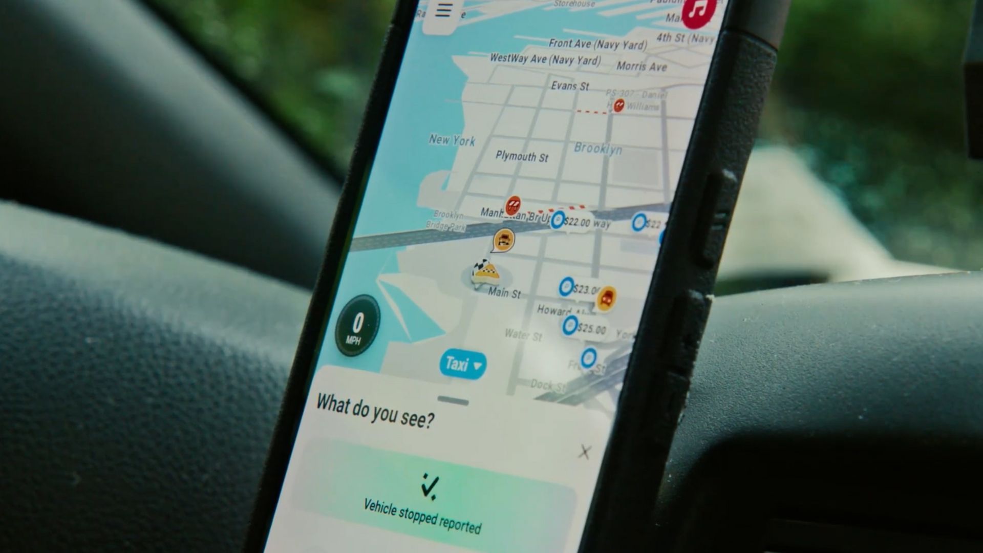 O aplicativo Waze demonstrando um recurso de relatório de conversa