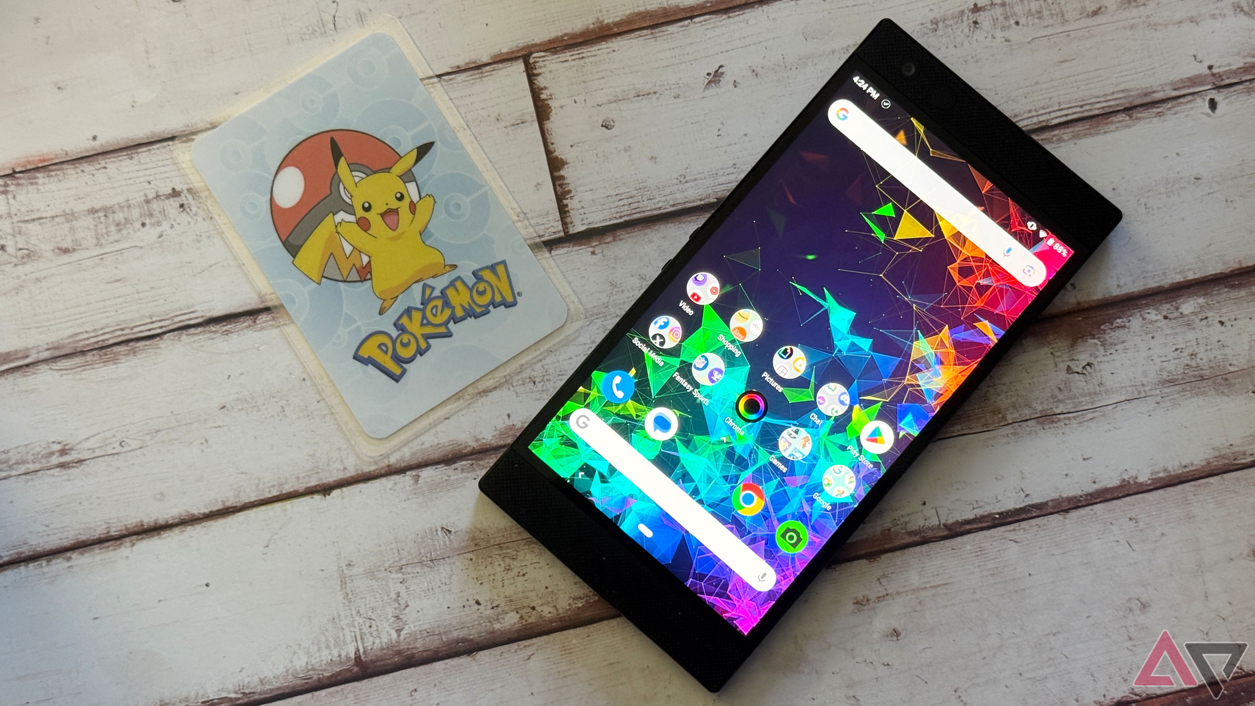 Razer Phone 2 ao lado de um cartão Pokémon