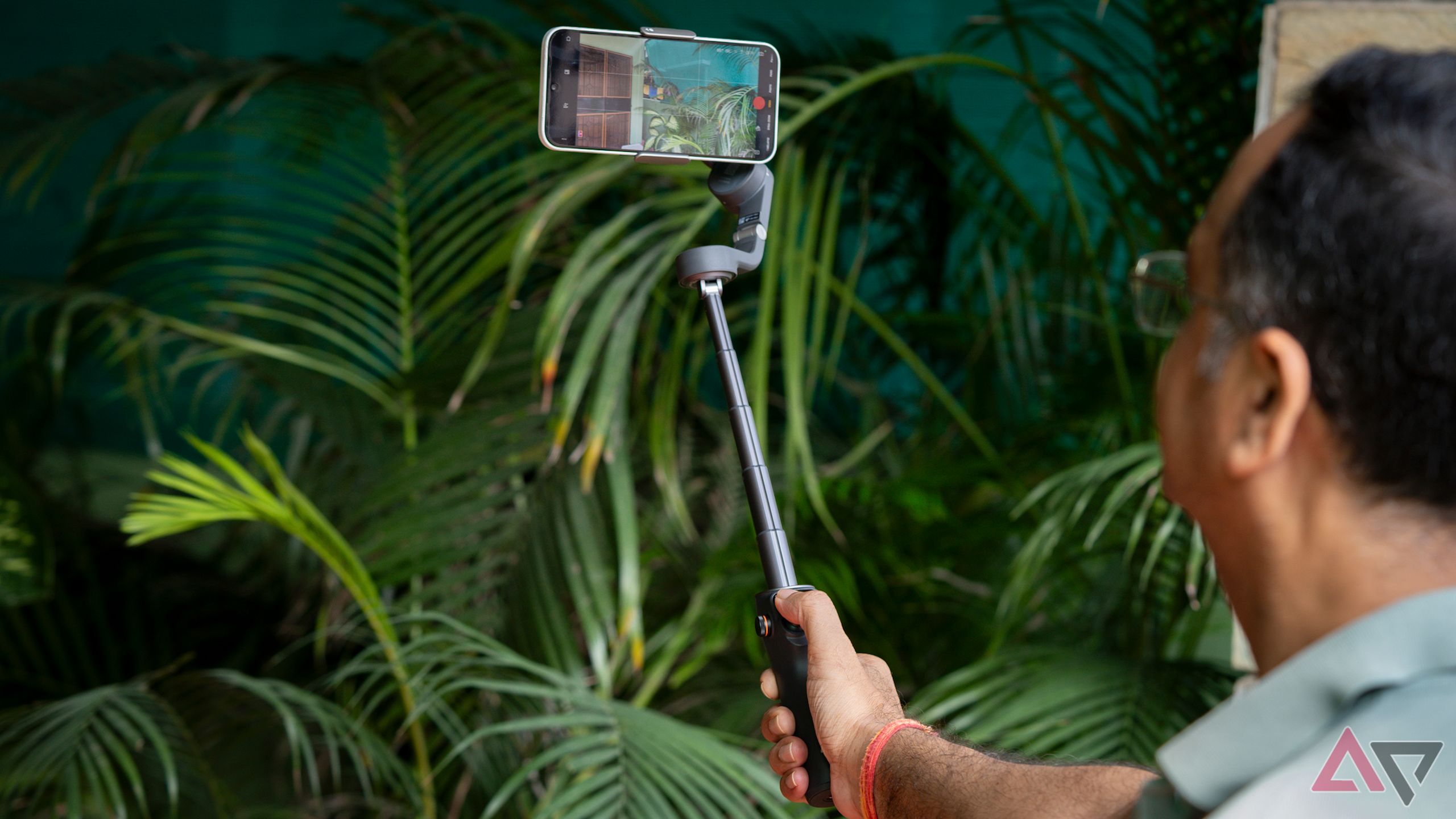 Foto POV do operador do DJI Osmo Mobile 6 com a haste de extensão totalmente alongada 