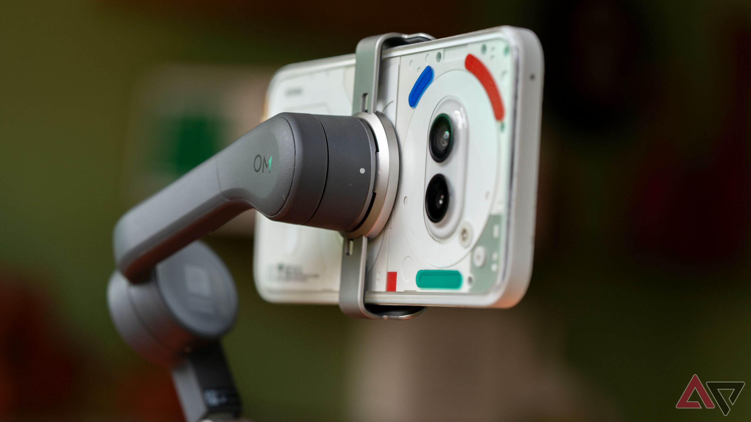 DJI Osmo Mobile 6 com um telefone branco montado na orientação paisagem