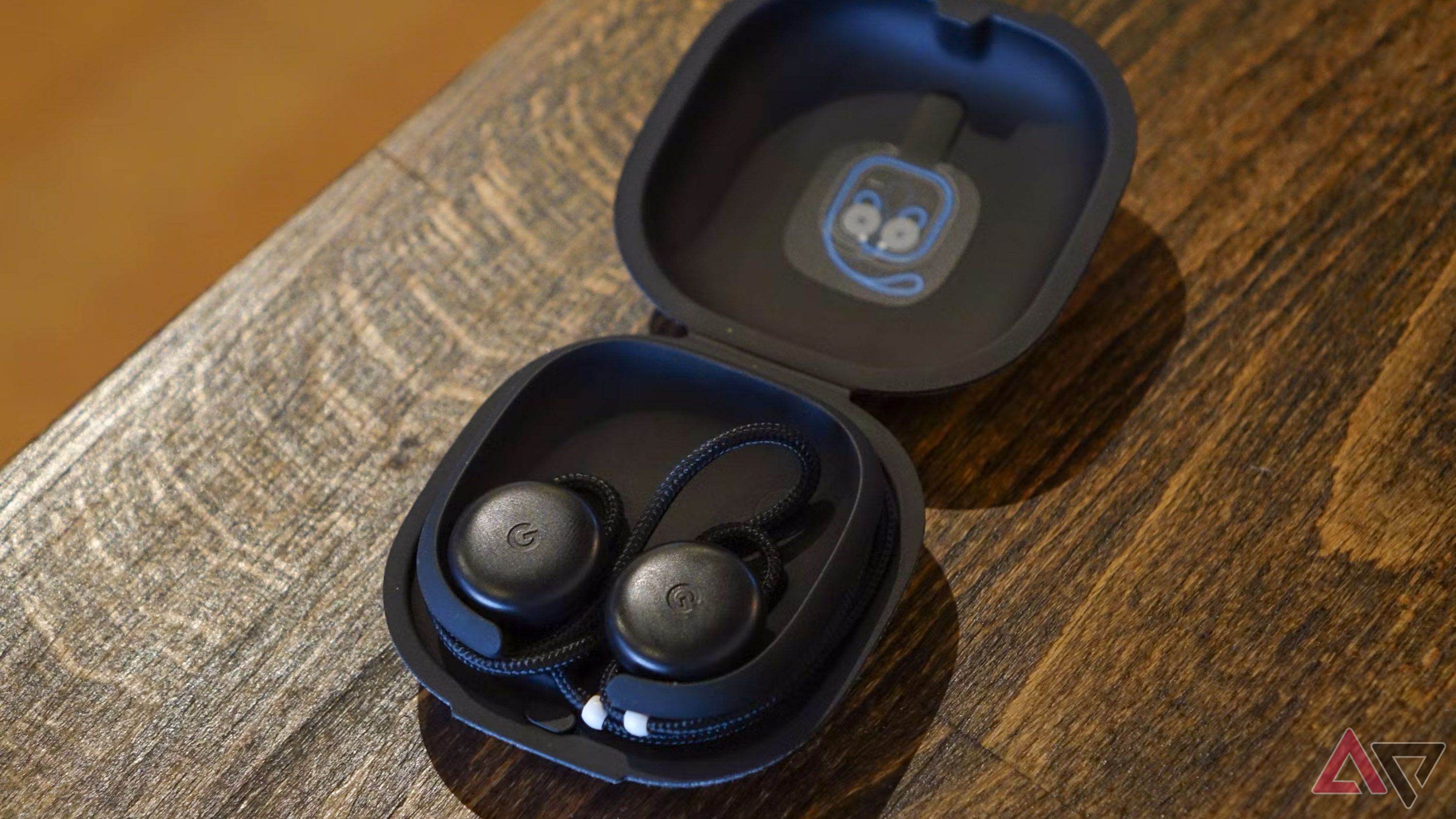 Os Pixel Buds 2017 em seu estojo de carregamento.