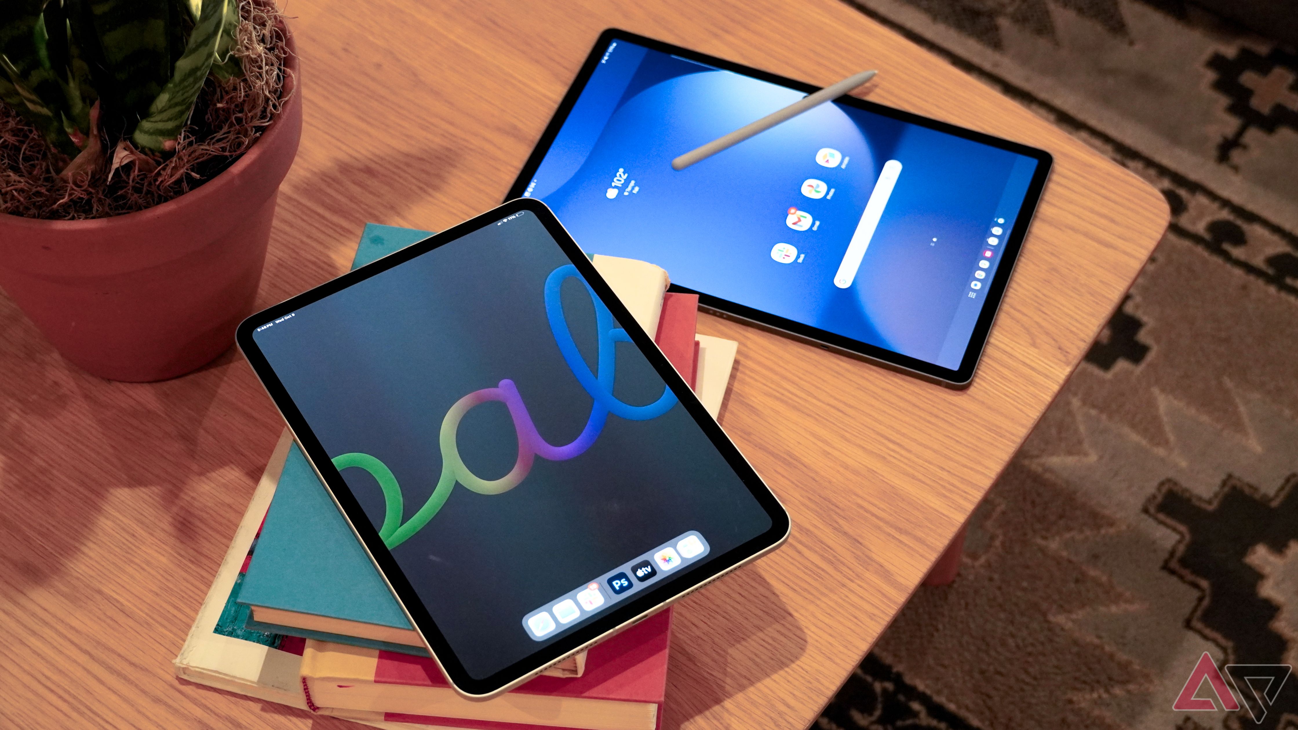 O iPad Pro M4 ao lado de um Galaxy Tab S10+ com S Pen.