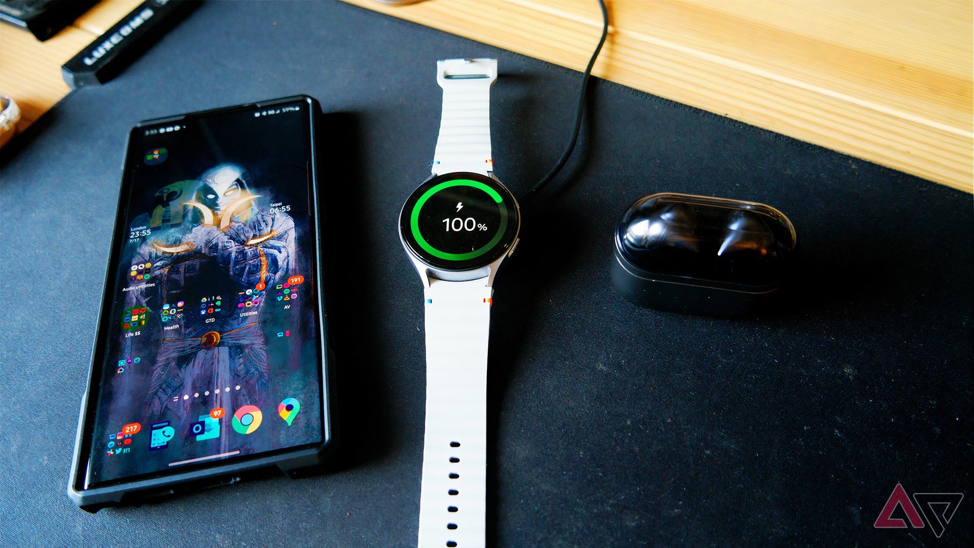 Samsung Galaxy Watch 7 em uma mesa com Galaxy S22 Ultra e Galaxy Buds 3 Pro