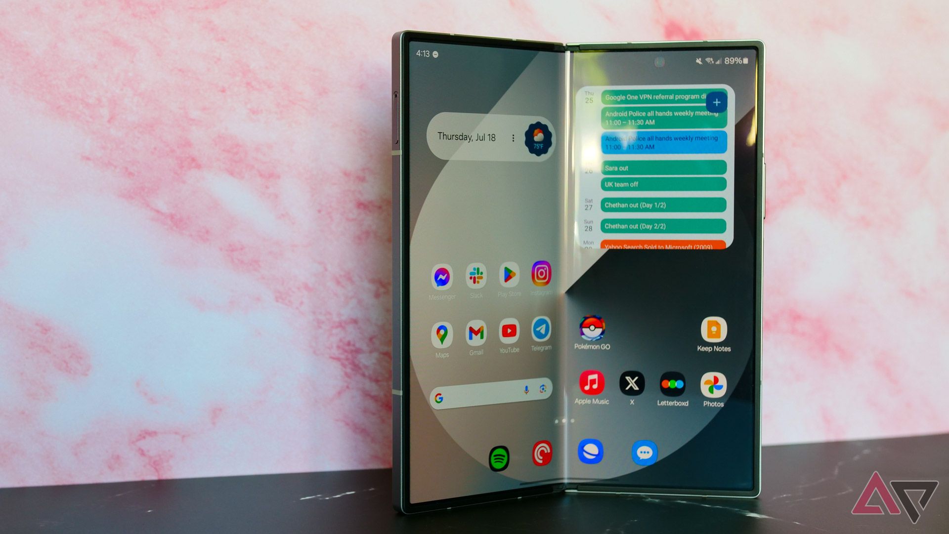 O Galaxy Z Fold 6 se desdobrou em um fundo rosa.