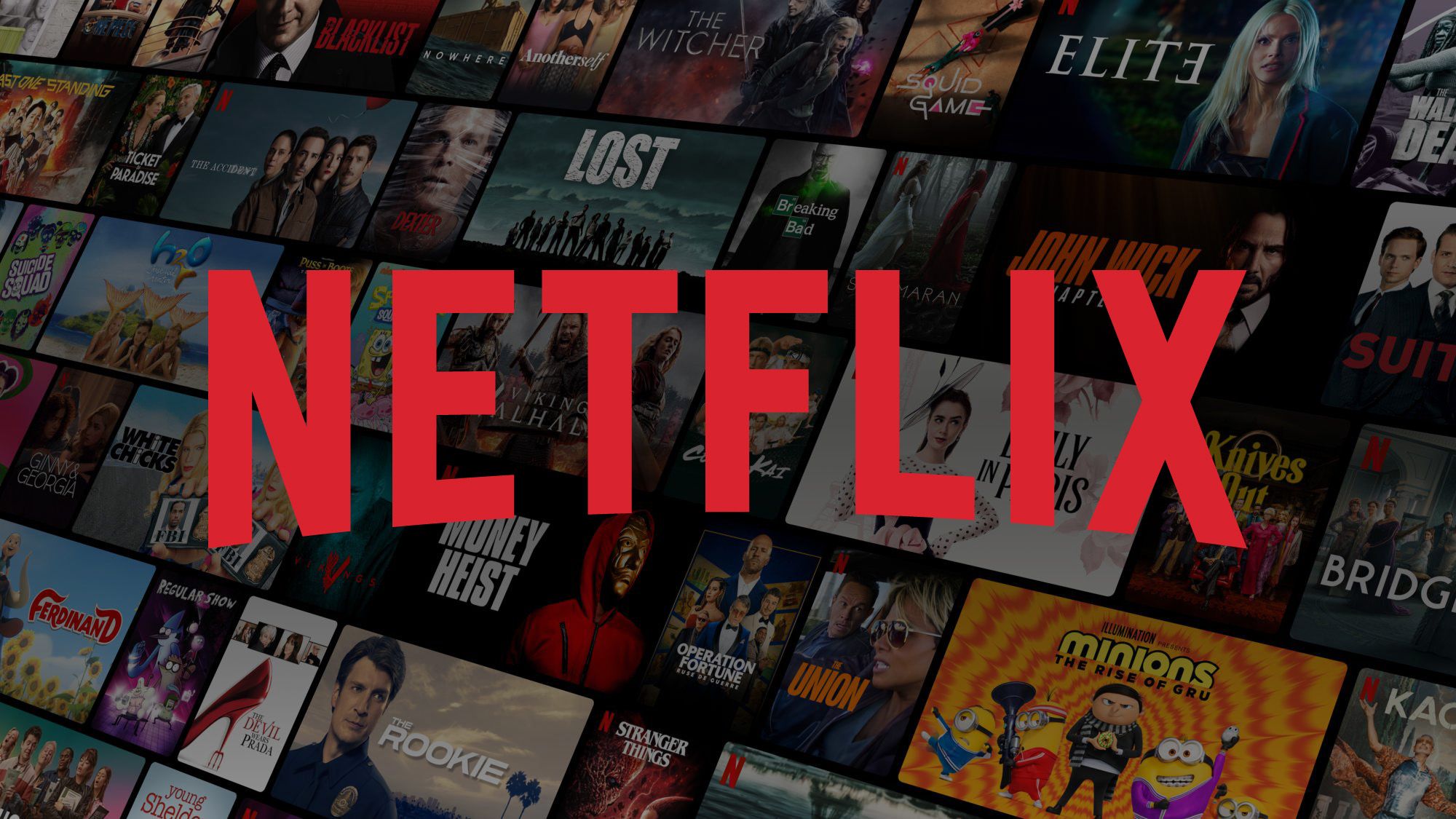 O logotipo da Netflix contra uma colagem de títulos de filmes