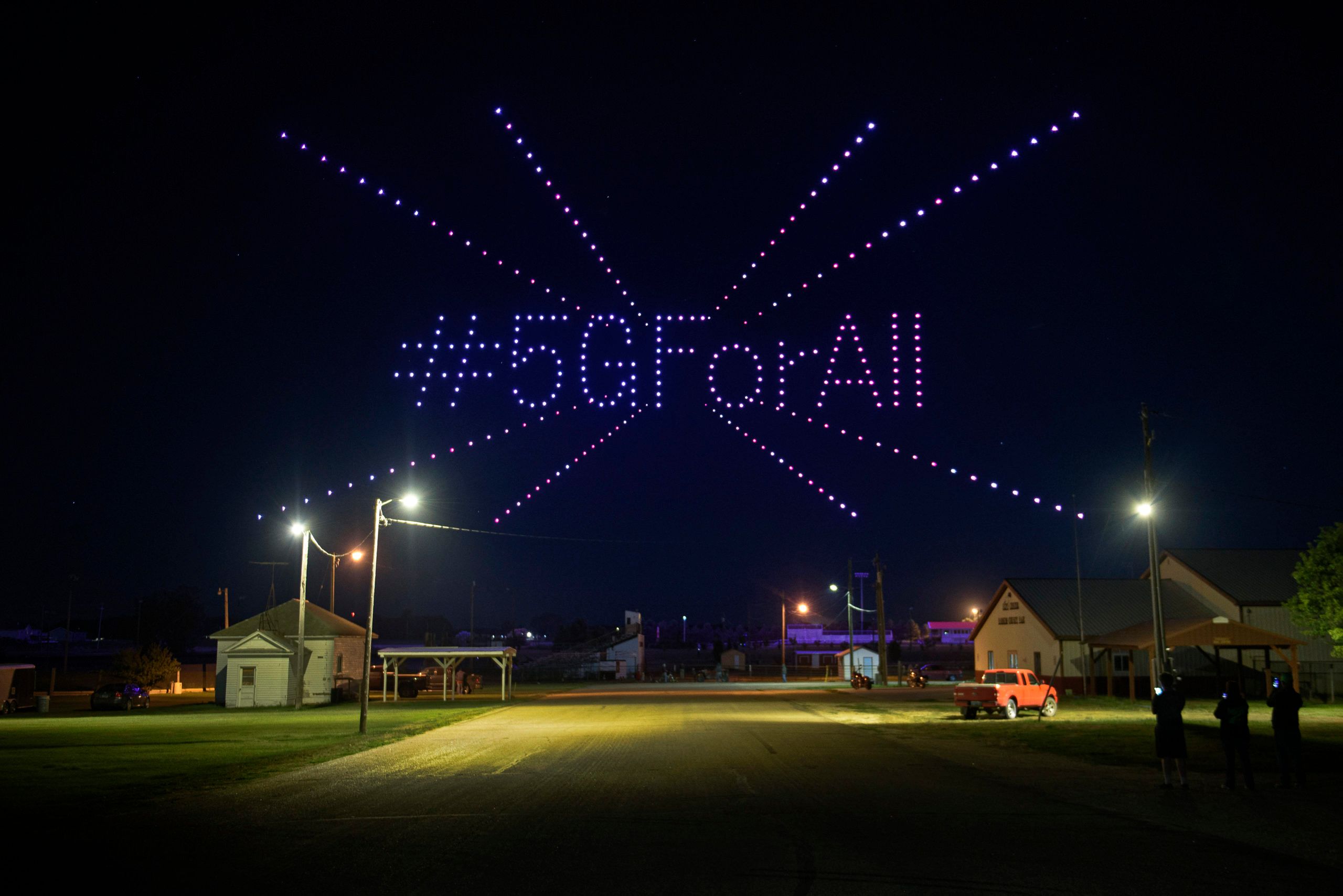 A T-Mobile utilizou 300 drones para iluminar o céu de Lisboa, ND, celebrando a expansão da sua rede 5G