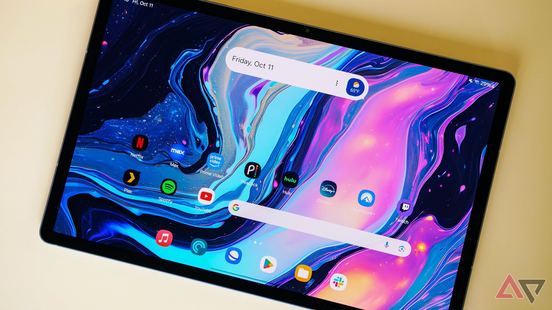 Um close do Galaxy Tab S10+ em um fundo bege.