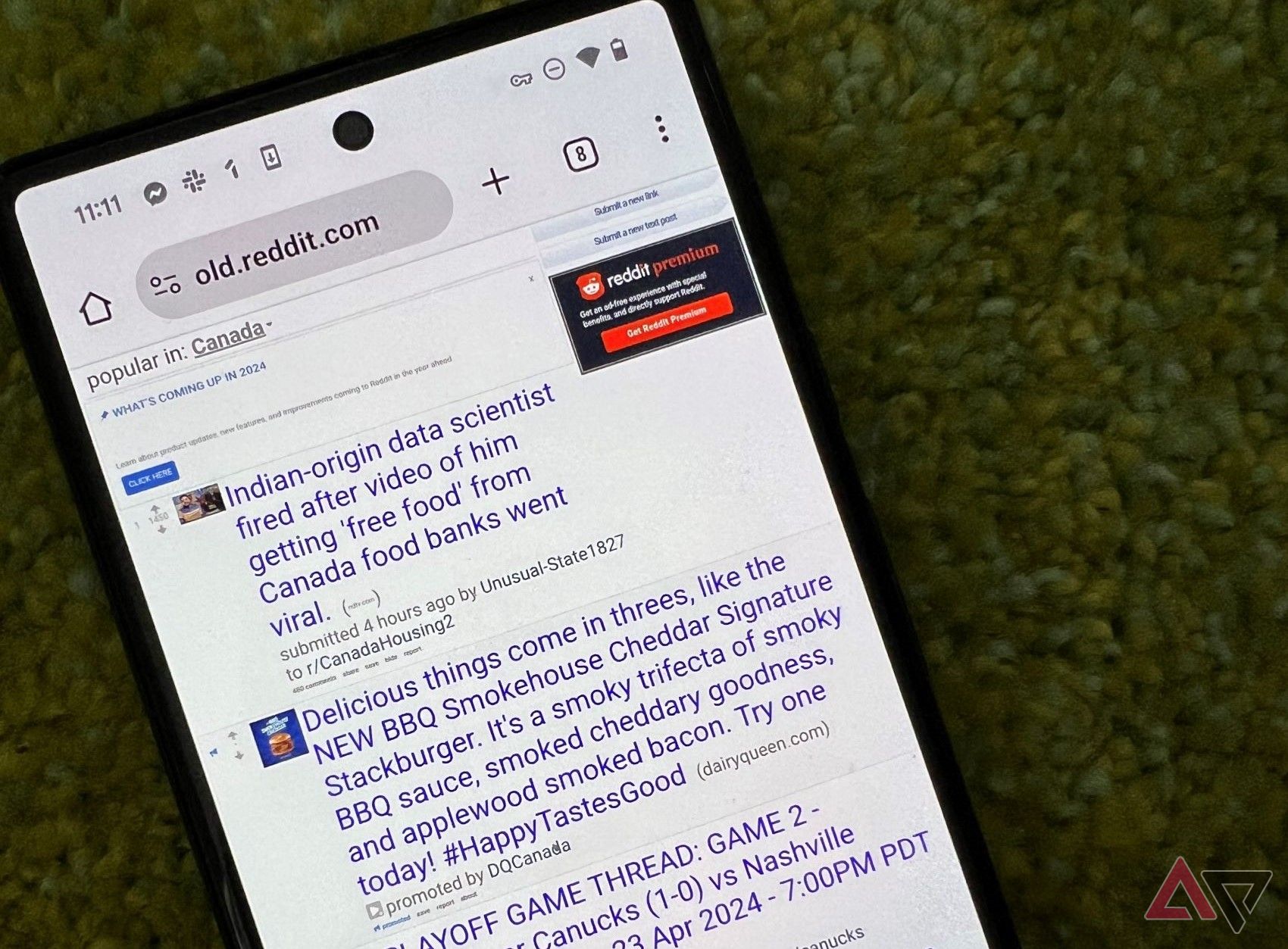 O antigo site Reddit aberto no Google Chrome em um Pixel 6 que está sobre um tapete verde.