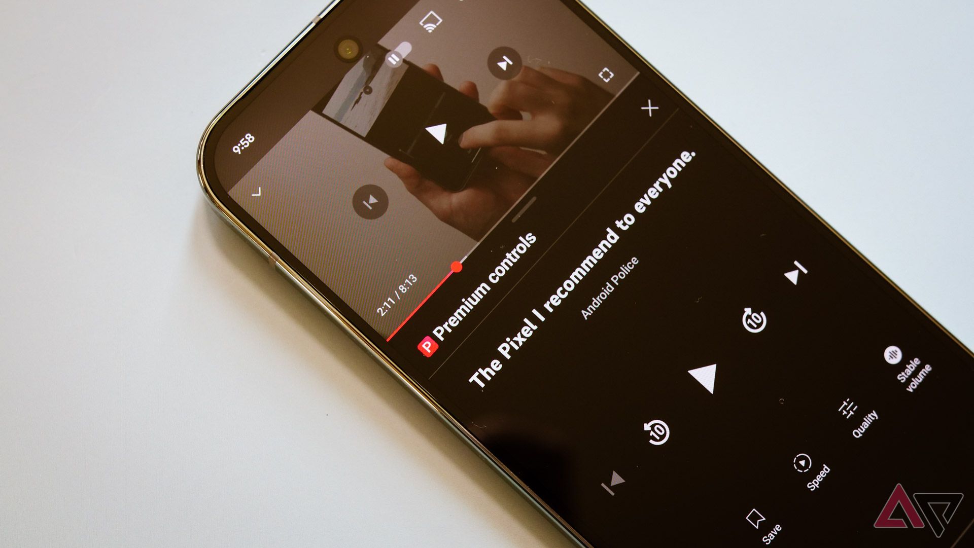 Controles Premium do YouTube mostrados em um Pixel 9 Pro.