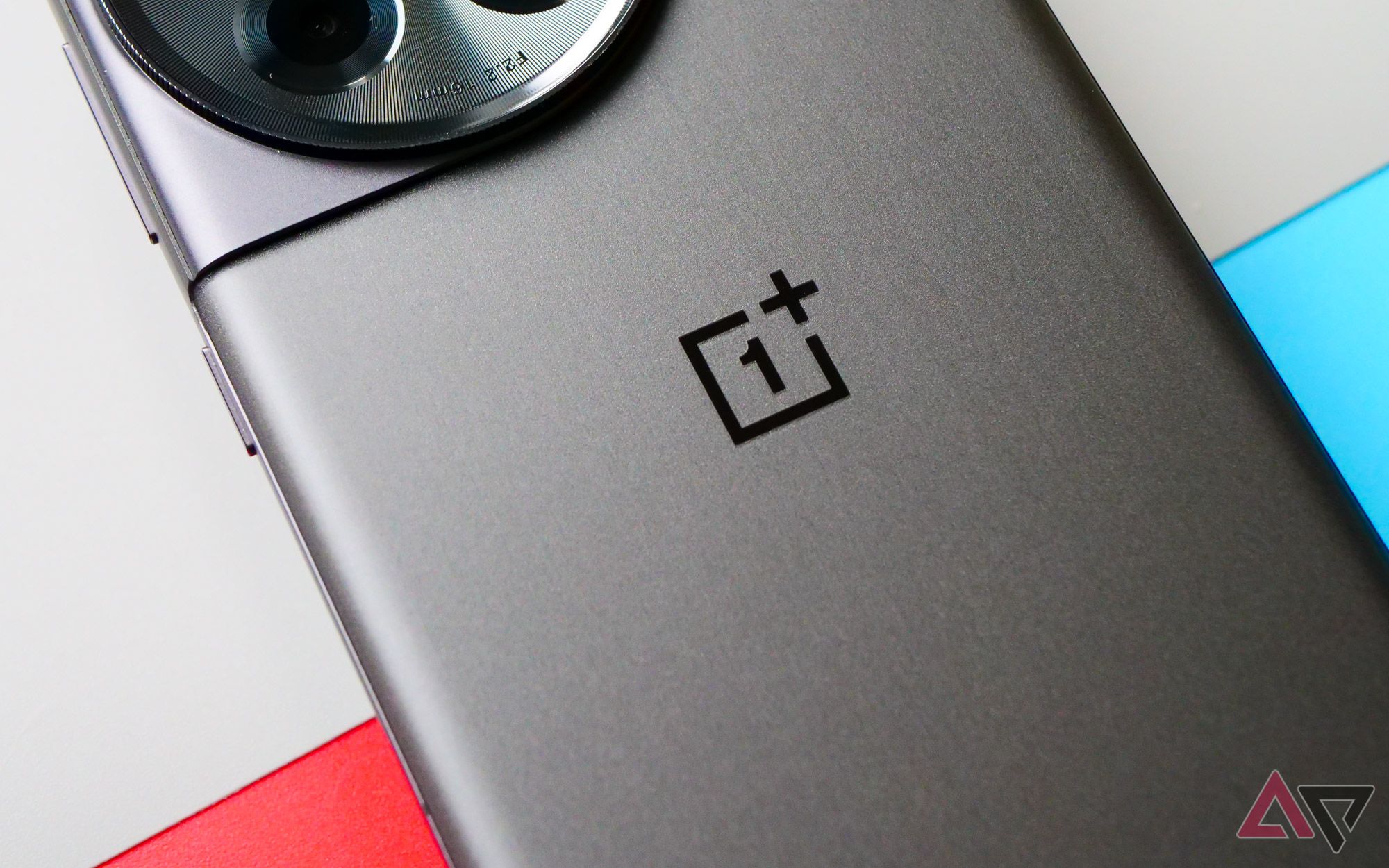 Um close do logotipo OnePlus no OnePlus 12R