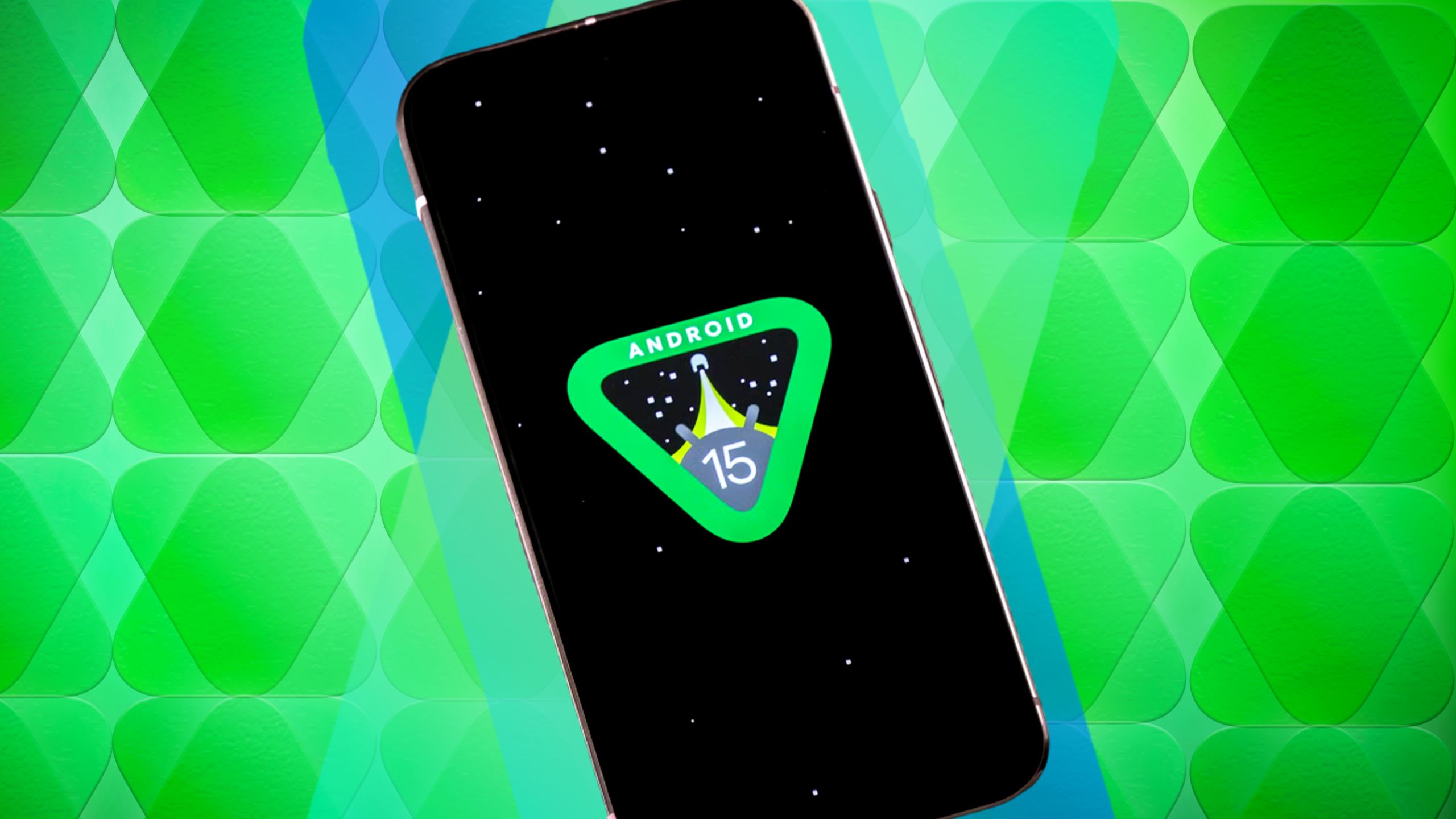 Uma ilustração fotográfica de um telefone com o logotipo do Android 15 contra um fundo verde limão