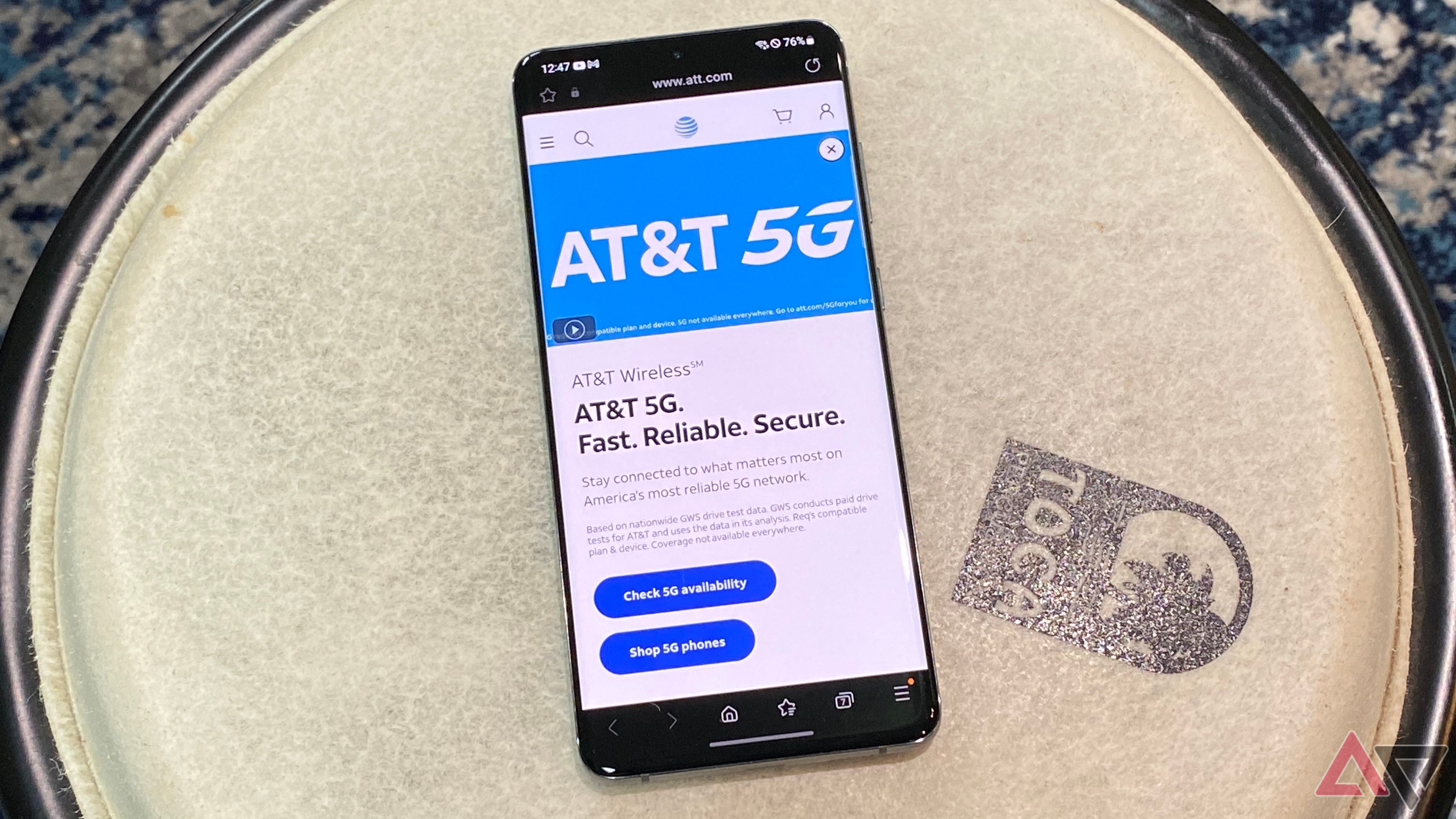 Telefone Android apoiado em um tambor com tela no site da AT&T