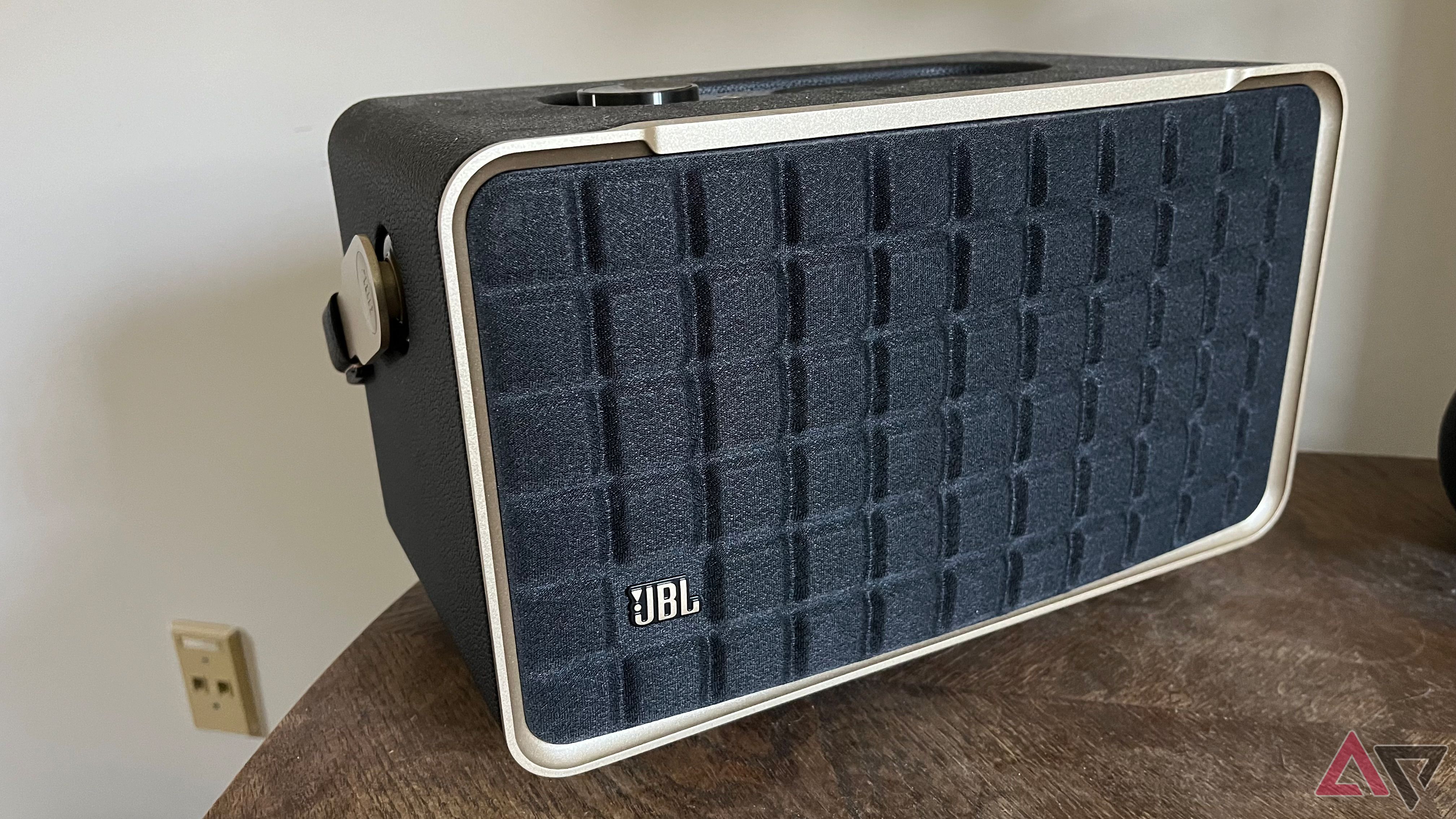 JBL Authentics 300 de perto na mesa lateral