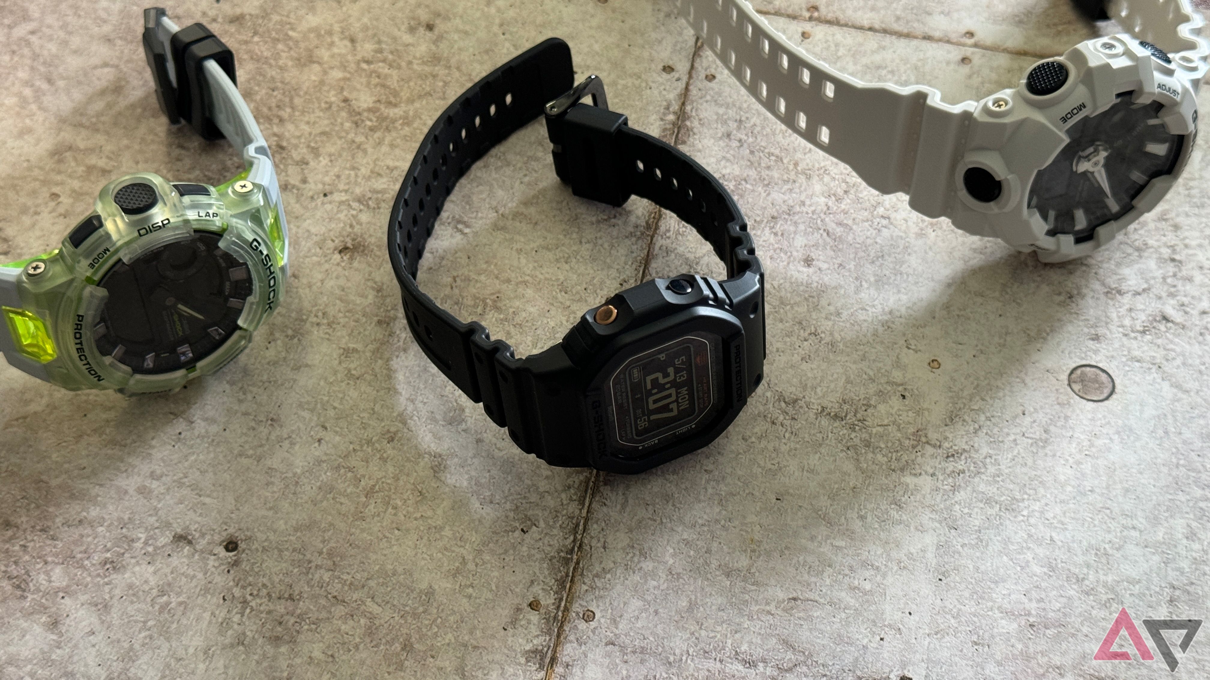 G-Shock Move DWH5600 cercado por outros Casio G-Shocks