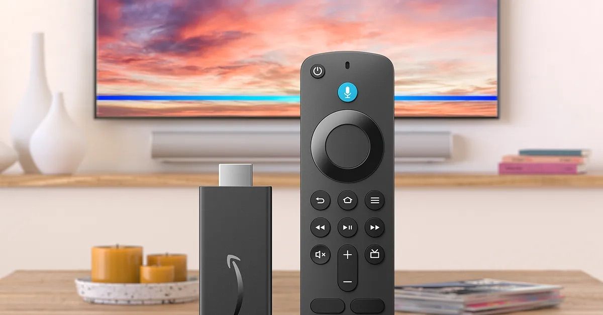 Amazon Fire TV Stick HD e Alexa Voice Remote retratados um ao lado do outro