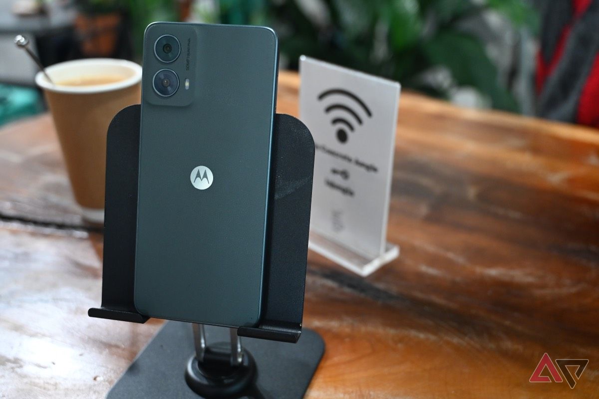 Foto traseira do Moto G 5G em uma mesa de madeira com uma xícara de café ao fundo