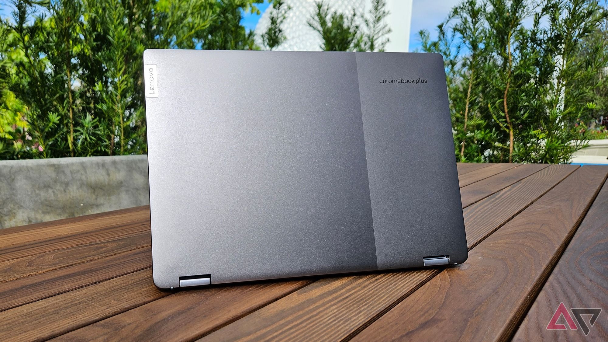 O Lenovo Chromebook Plus Flex 5i em uma bela e nova mesa de madeira no Epcot