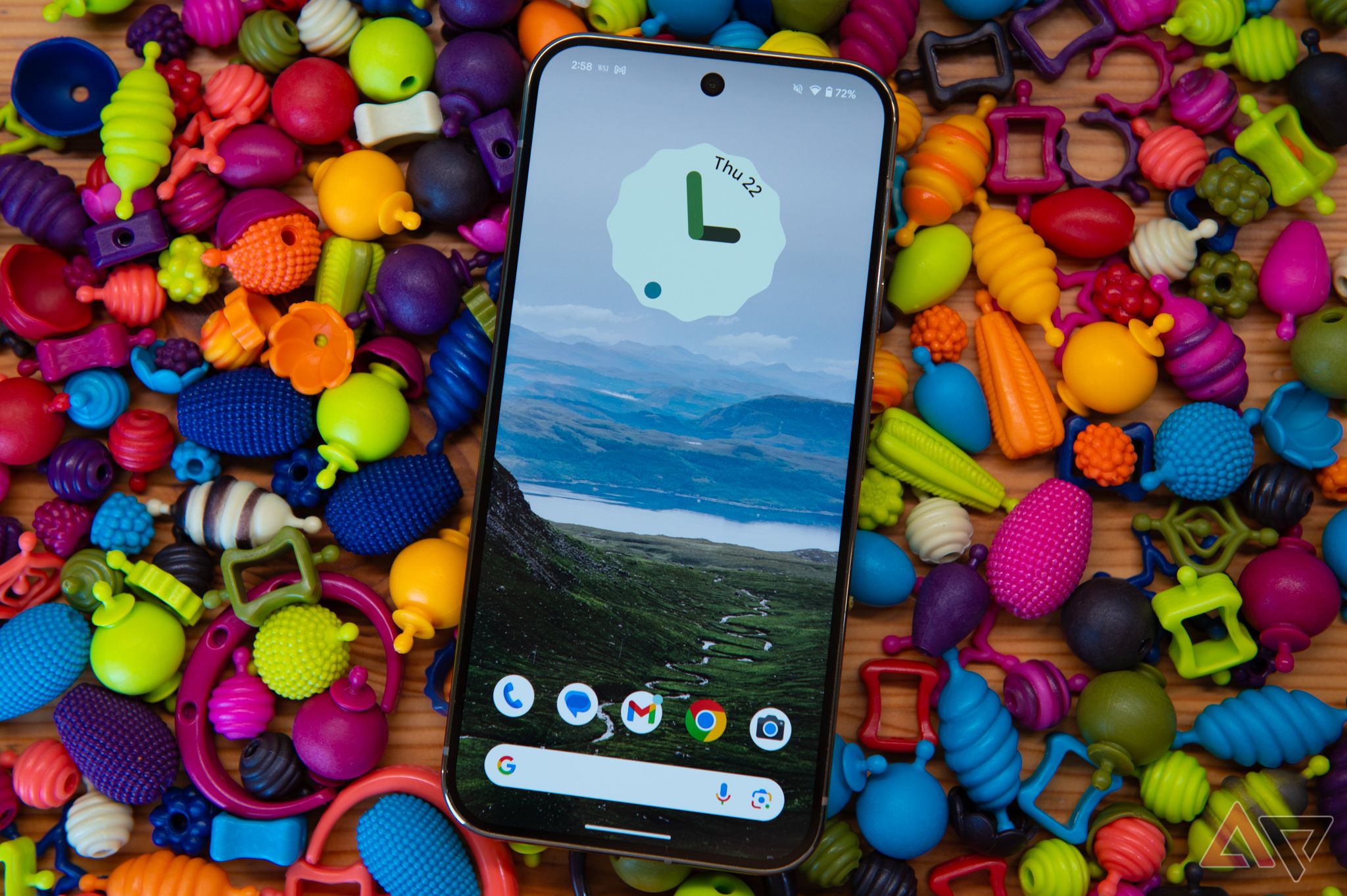 Google Pixel 9 Pro XL em uma cama de brinquedos