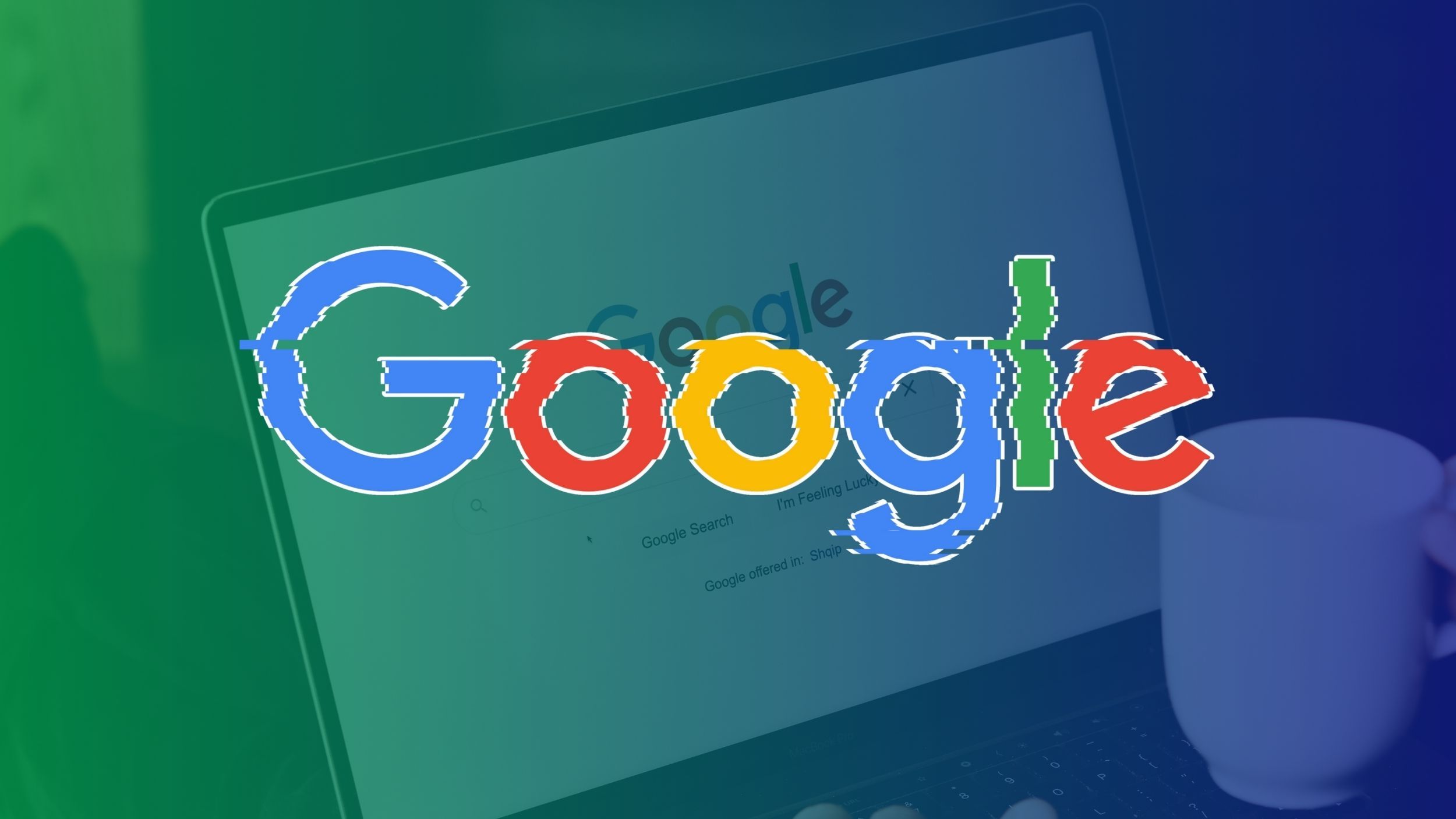 Agitando o logotipo do Google com a página inicial da Pesquisa Google aberta em um laptop ao lado de uma caneca branca em um fundo gradiente verde e azul