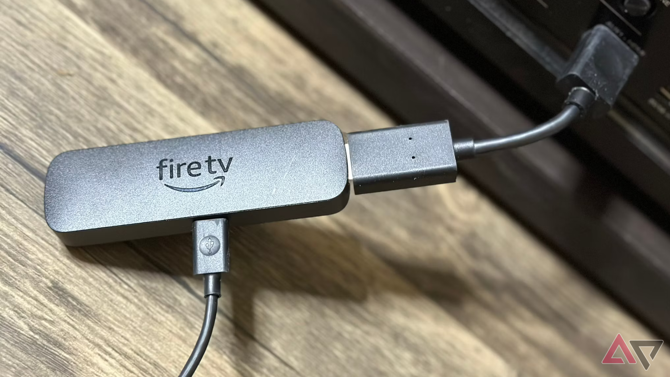 Amazon Fire TV Stick 4K Max na mesa