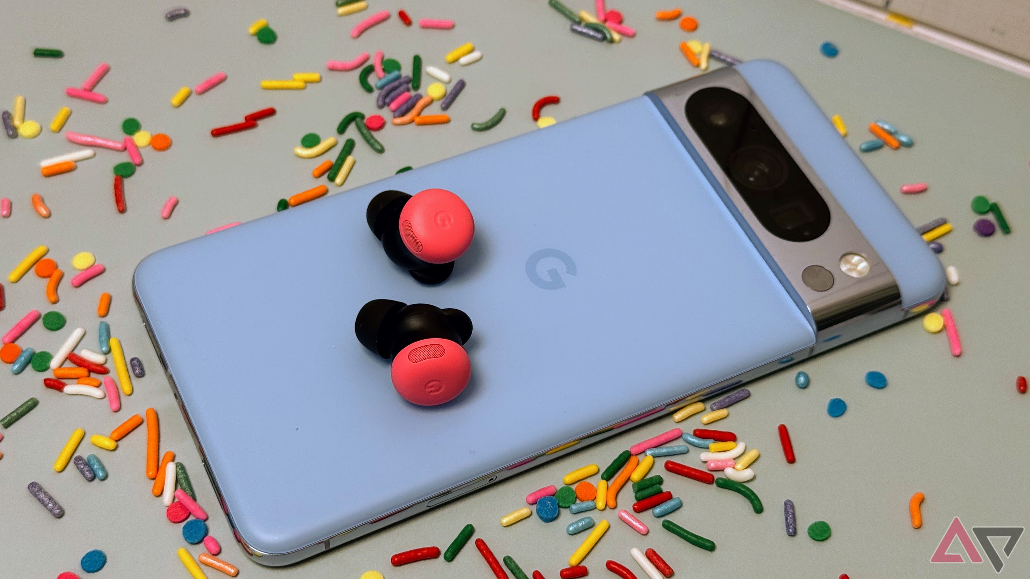 Google Pixel Buds Pro 2 instalado no telefone Pixel 8 Pro cercado por granulados