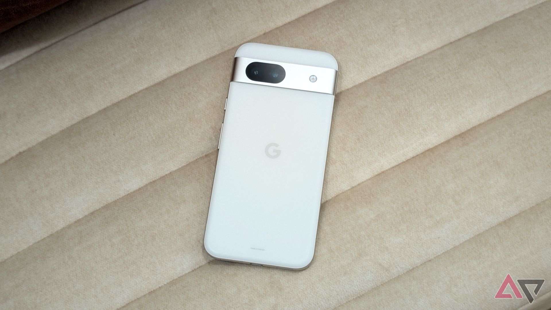 Pixel 8a de porcelana em um sofá branco fosco