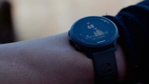 O smartwatch Forerunner topo de linha da Garmin está pela metade no Woot