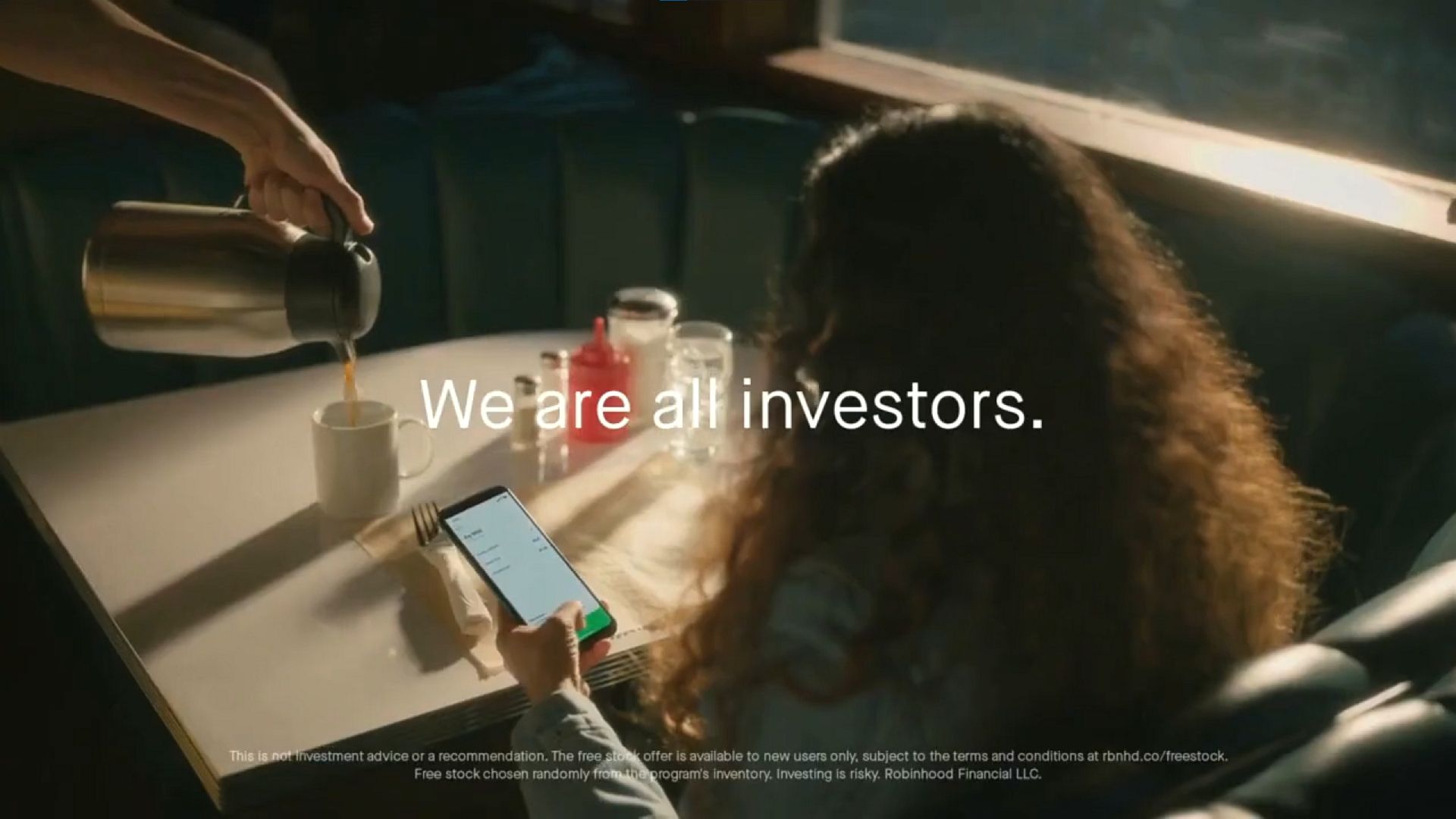 Uma captura de tela da leitura comercial de Robinhood no Super Bowl de 2021, "Somos todos investidores."